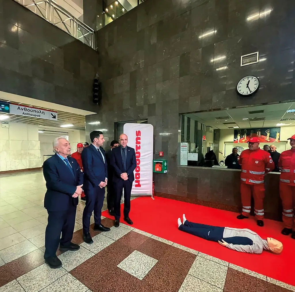 Μασούτης: «Προσφορά ζωής» με δωρεά 84 απινιδωτών για σταθμούς του Μετρό