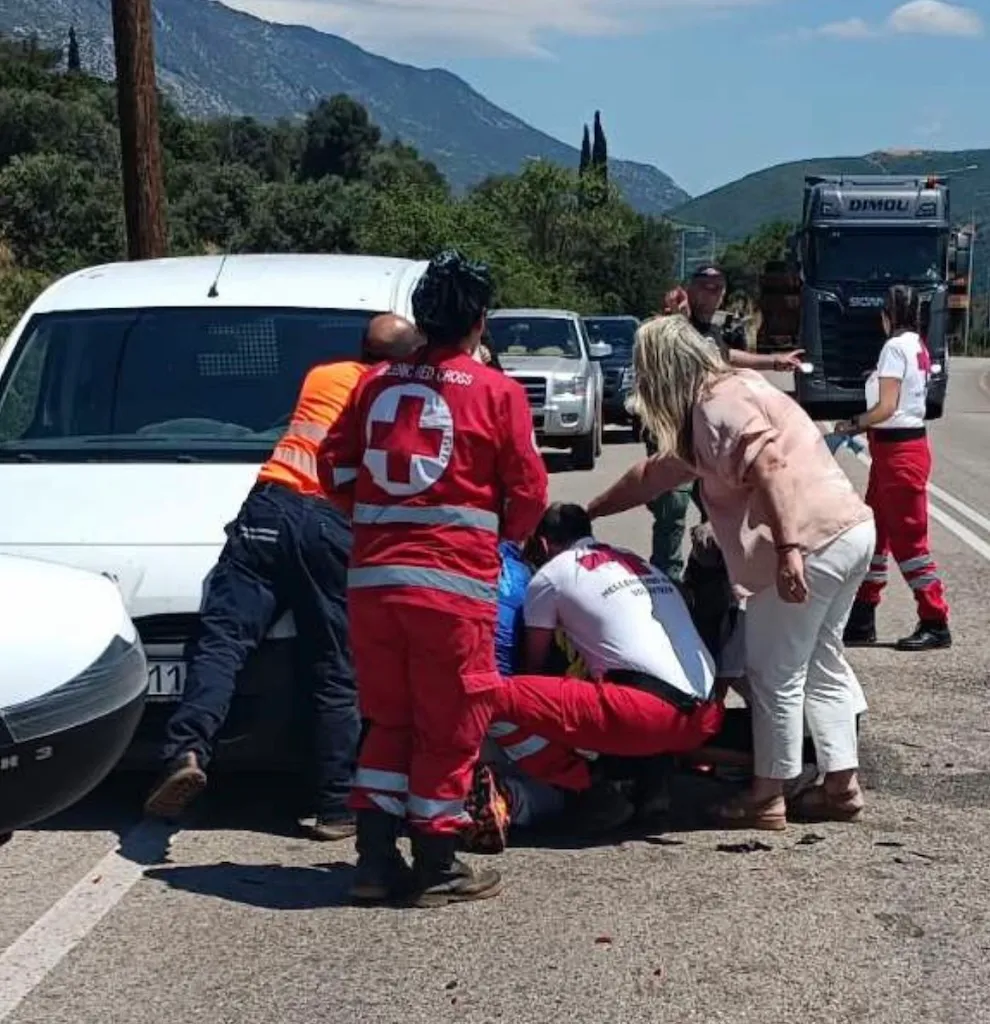 EEΣ: Εθελοντές προσέφεραν πρώτες βοήθειες σε τραυματία τροχαίου στο Δίστομο 