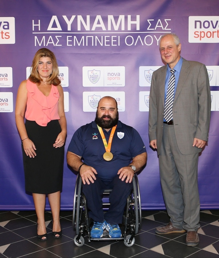 Η Ανώτερη Διευθύντρια Περιεχομένου και Πλατφόρμας, κα Κατερίνα Κασκανιώτη, ο κάτοχος χρυσού μεταλλίου στα 107 κιλά στην άρση βαρών Παύλος Μάμαλος και ο Διευθυντής Εταιρικής Επικοινωνίας, κ. Γρηγόρης Κατσογιάννης