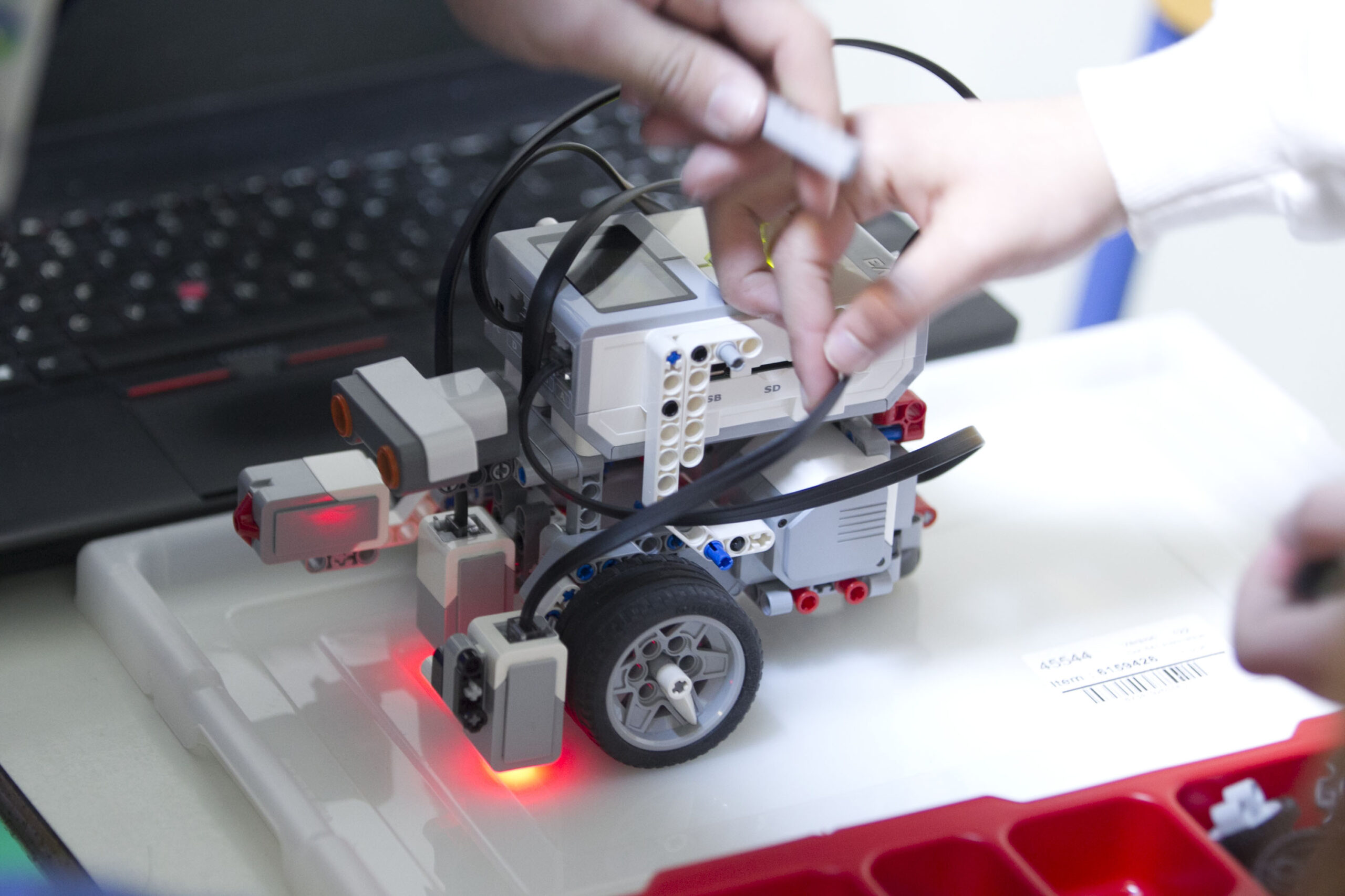 Η εκπαιδευτική ρομποτική στο νέο κατάστημα COSMOTE στο The Mall Athens