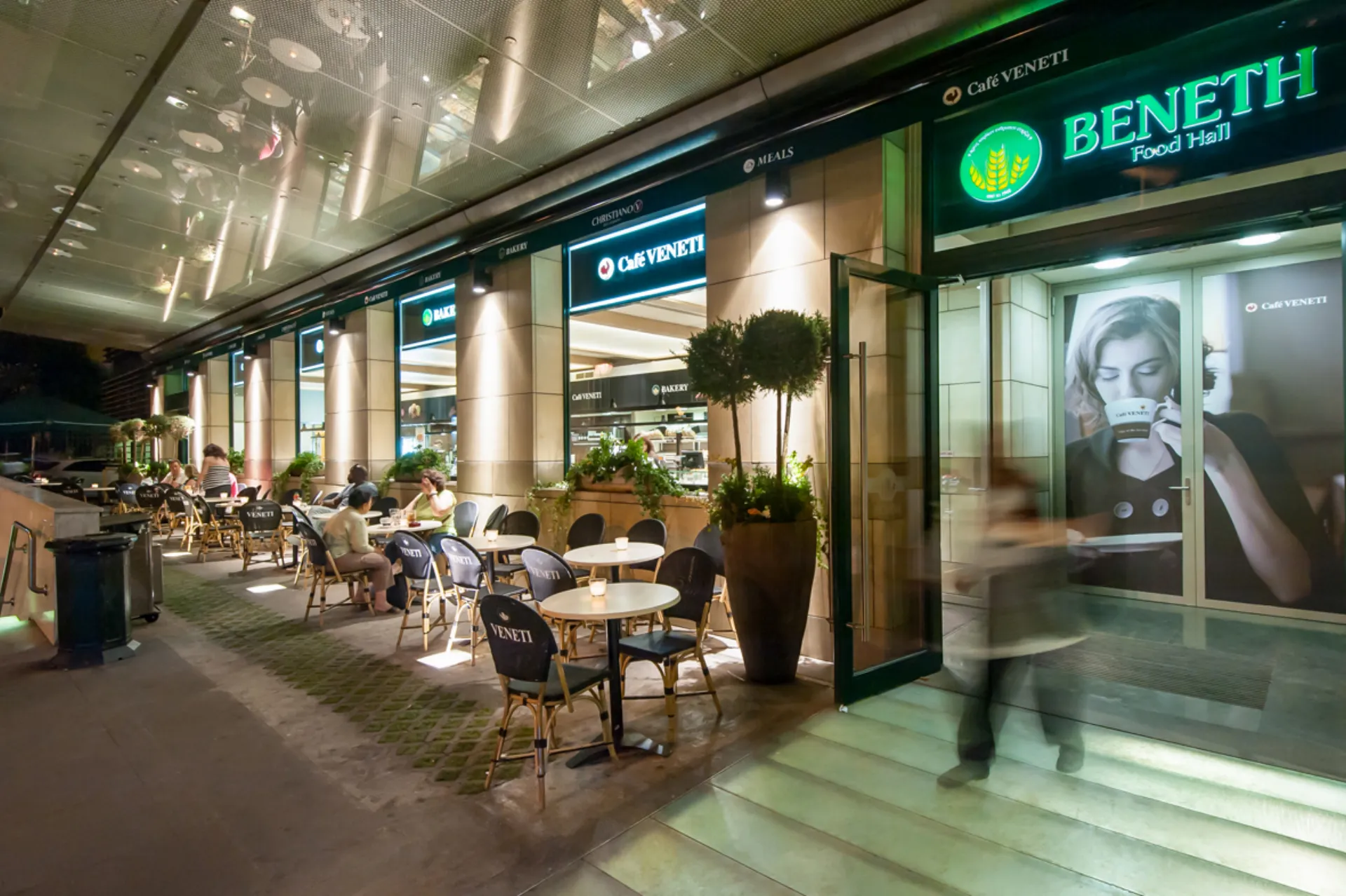 ΒΕΝΕΤΗ: Προσφέρει ψωμί σε άπορους για τα Χριστούγεννα