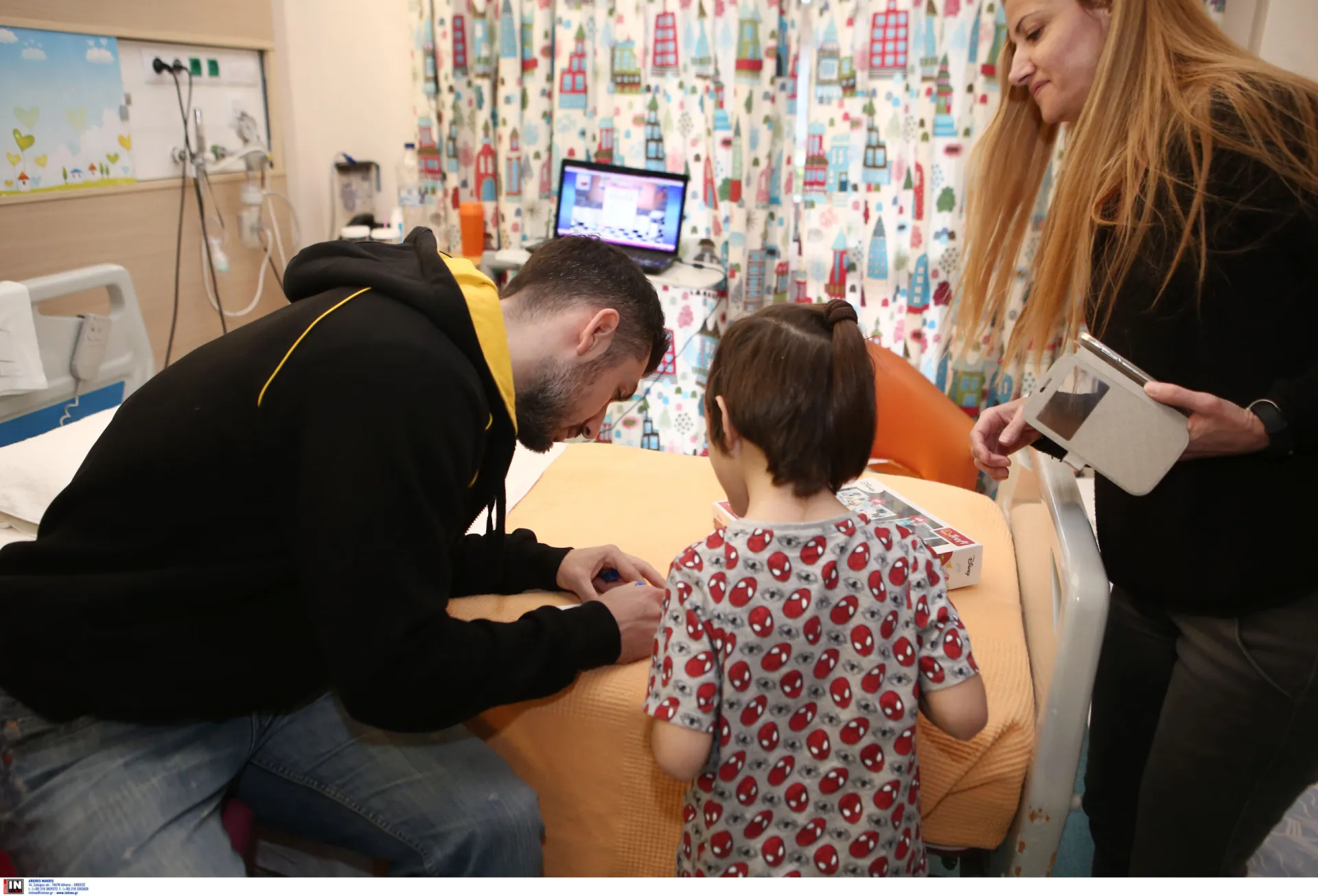 ΑΕΚ: Η ομάδα μπάσκετ έφερε τα Χριστούγεννα στην Ευρωκλινική Παίδων