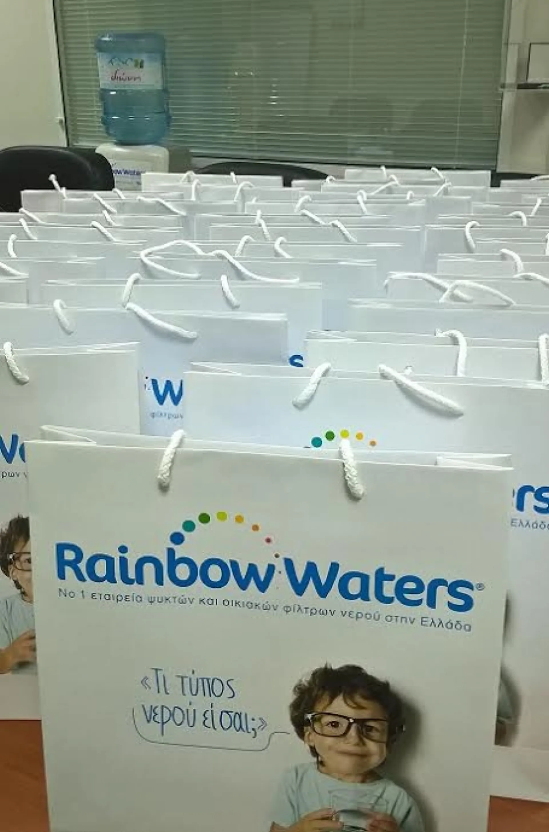 Rainbow Waters: Πακέτα αγάπης στα Ιωάννινα