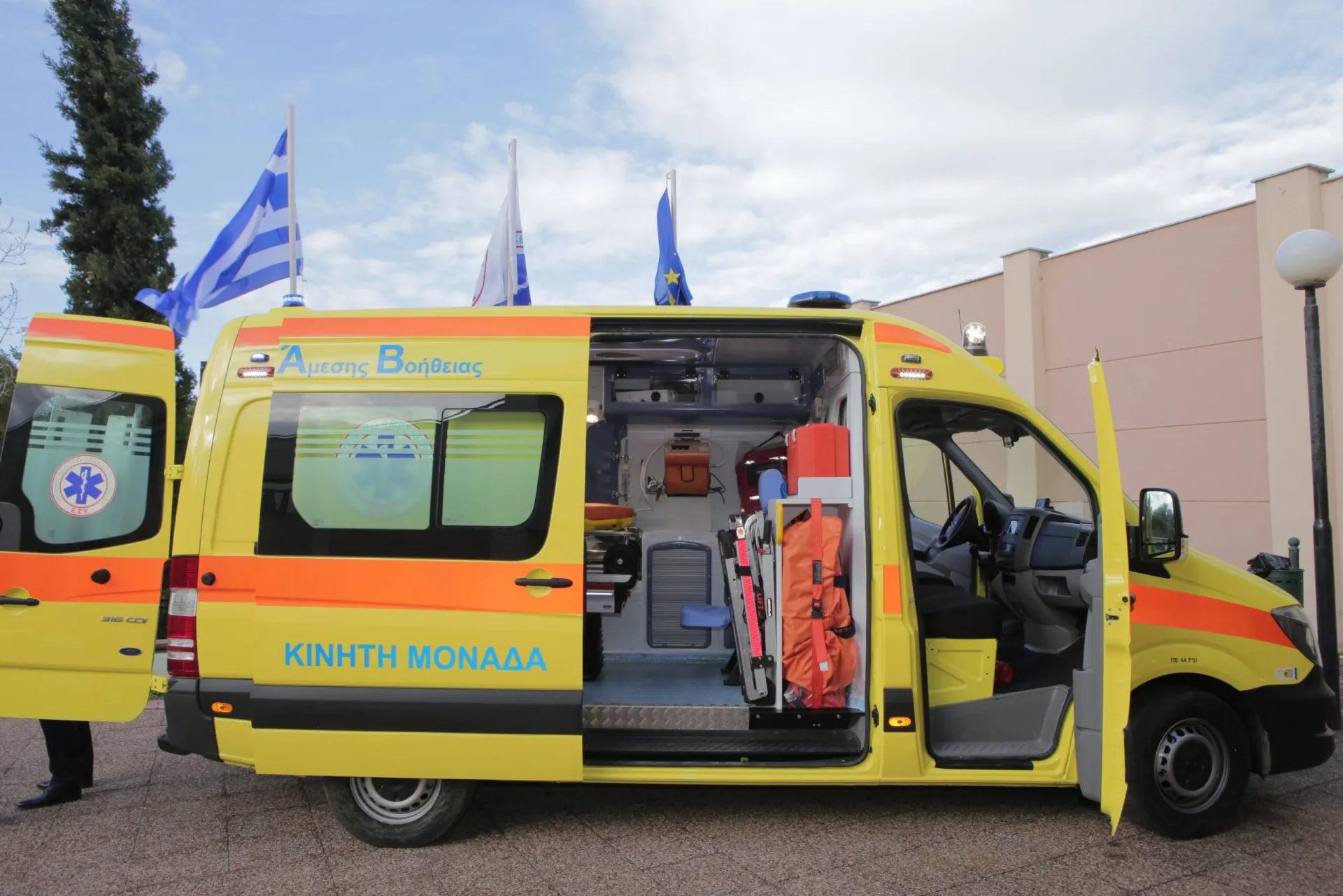Χορηγία 20 ασθενοφόρων στο ΕΚΑΒ από τον ΤΑΡ