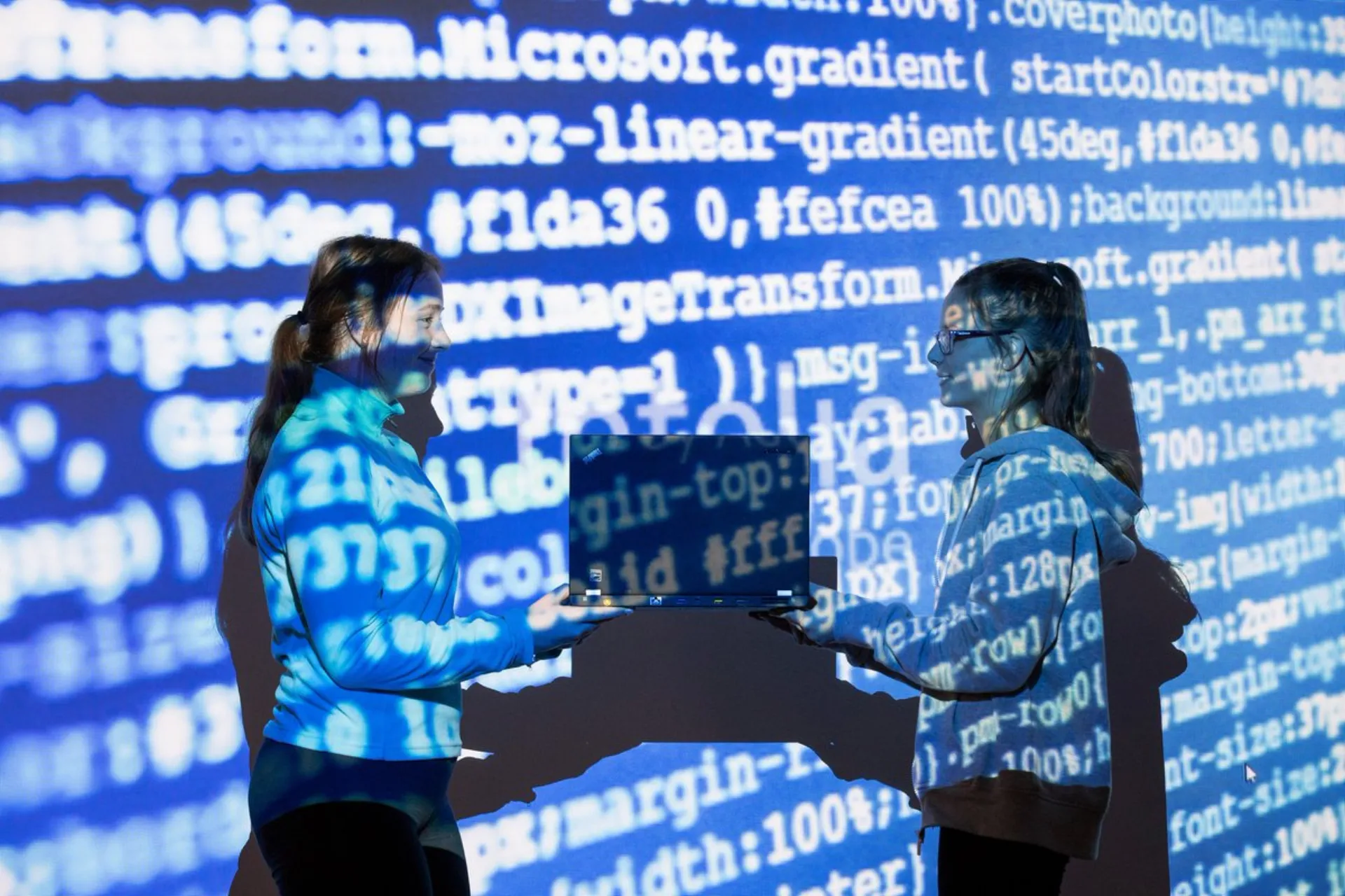 Vodafone: Ενθάρρυνση γυναικών σε επαγγέλματα STEM με το #CodeLikeAGirl