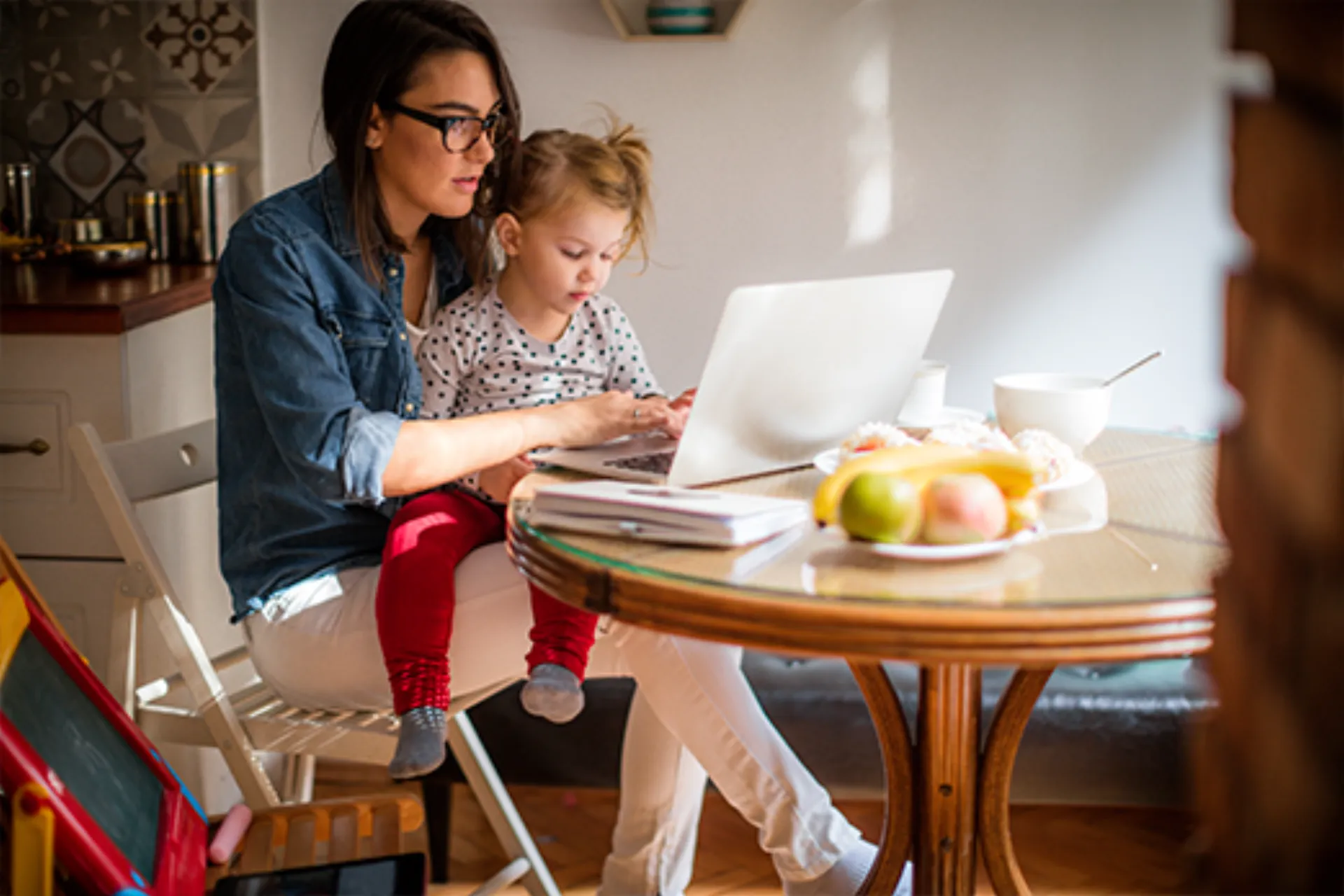 Adecco: Ο ρόλος της εργαζόμενης μητέρας στην αγορά εργασίας