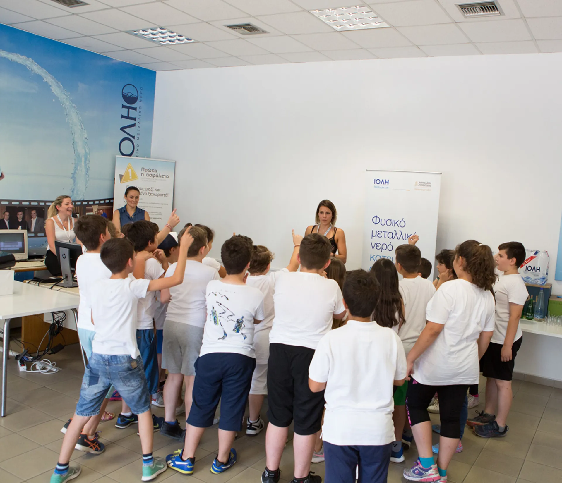 ΙΟΛΗ: Εκπαιδευτική επίσκεψη στη γραμμή εμφιάλωσης