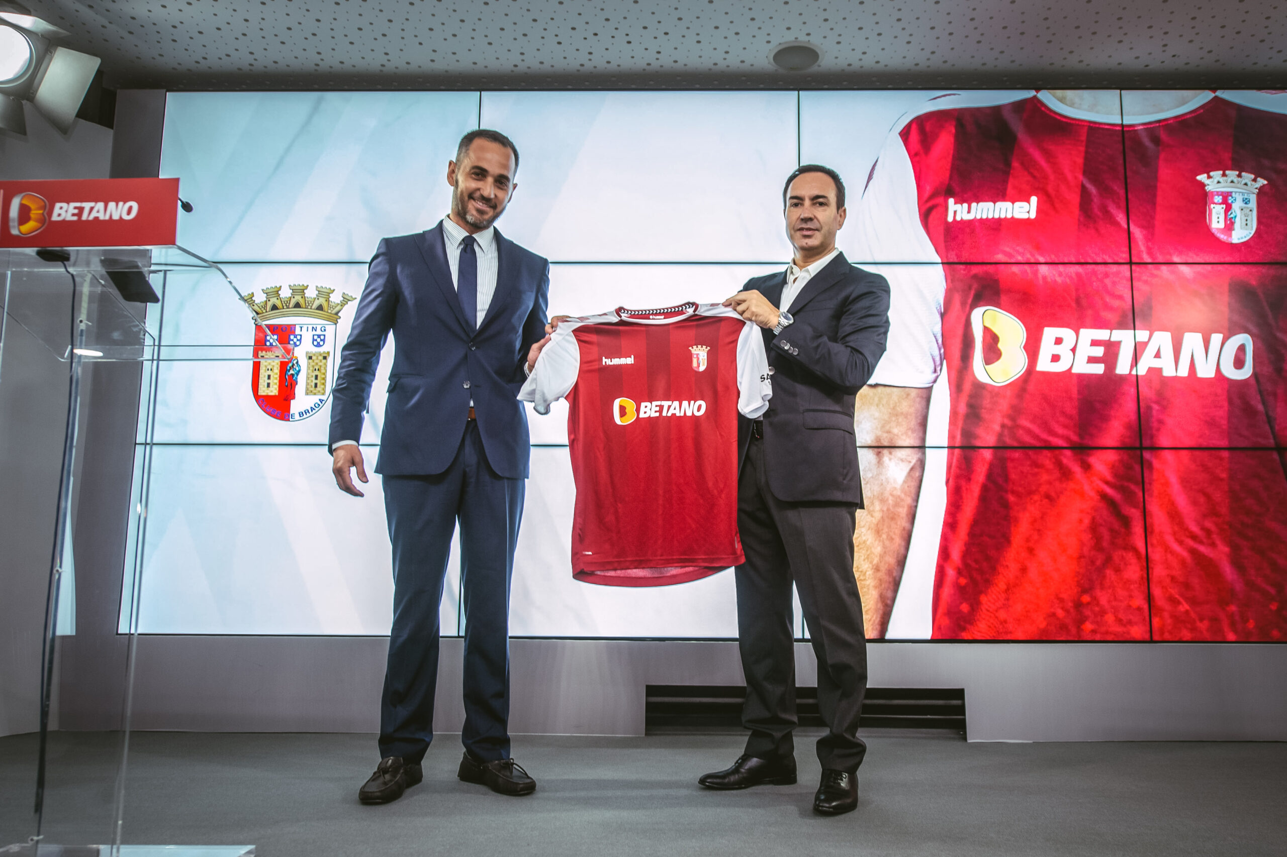 Stoiximan: Στη φανέλα της SC Βrag, με το brand Betano