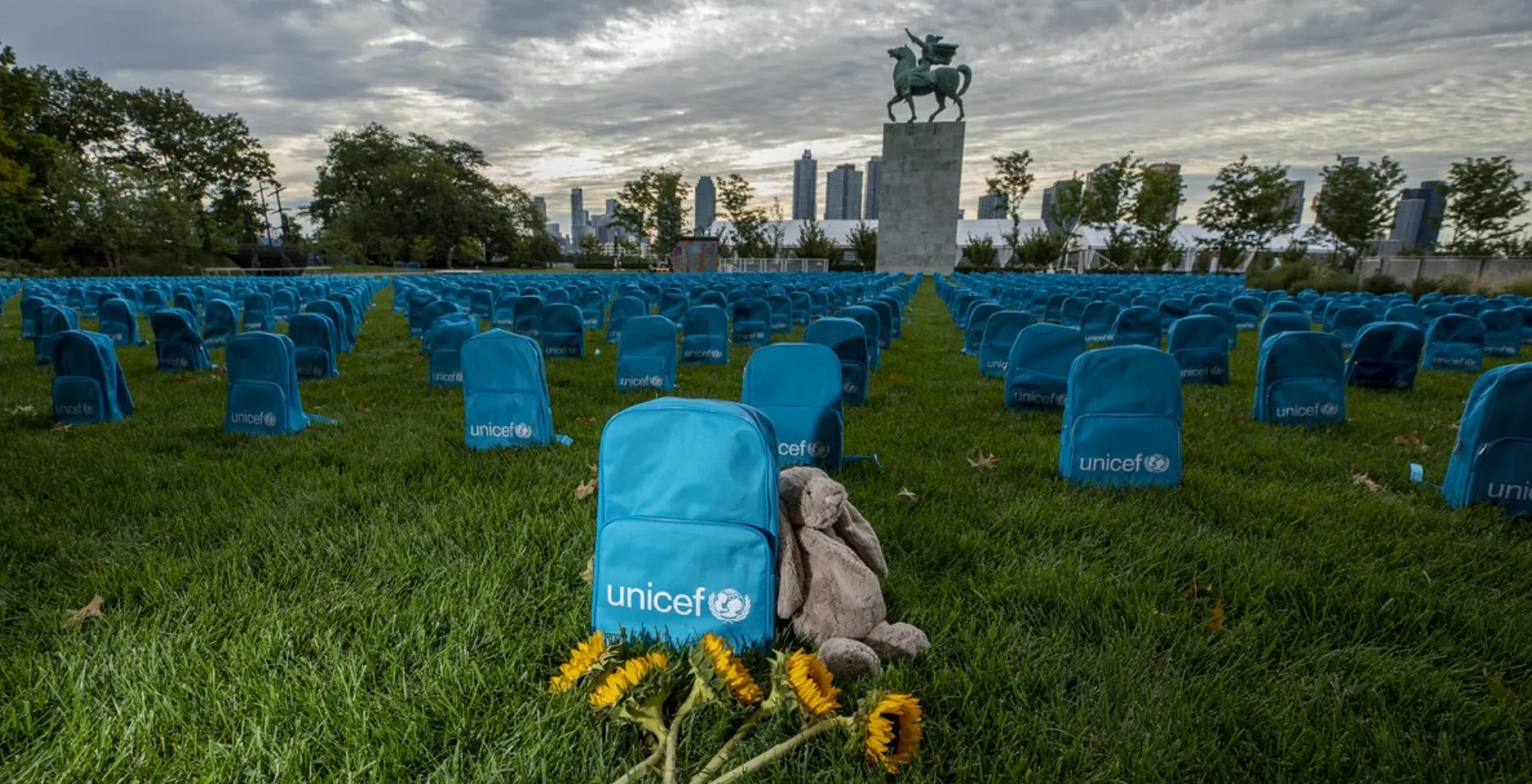 “Νεκροταφείο” με 3.758 σχολικές τσάντες της UNICEF έξω από τον ΟΗΕ