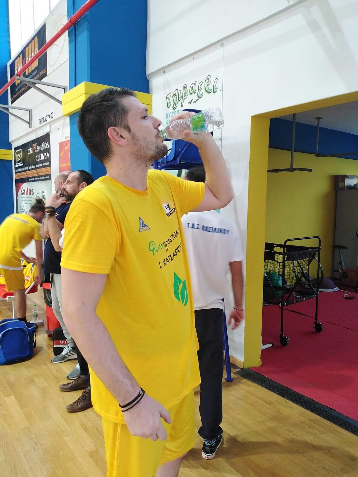 Το νερό δίρφυς δίπλα στους αθλητές