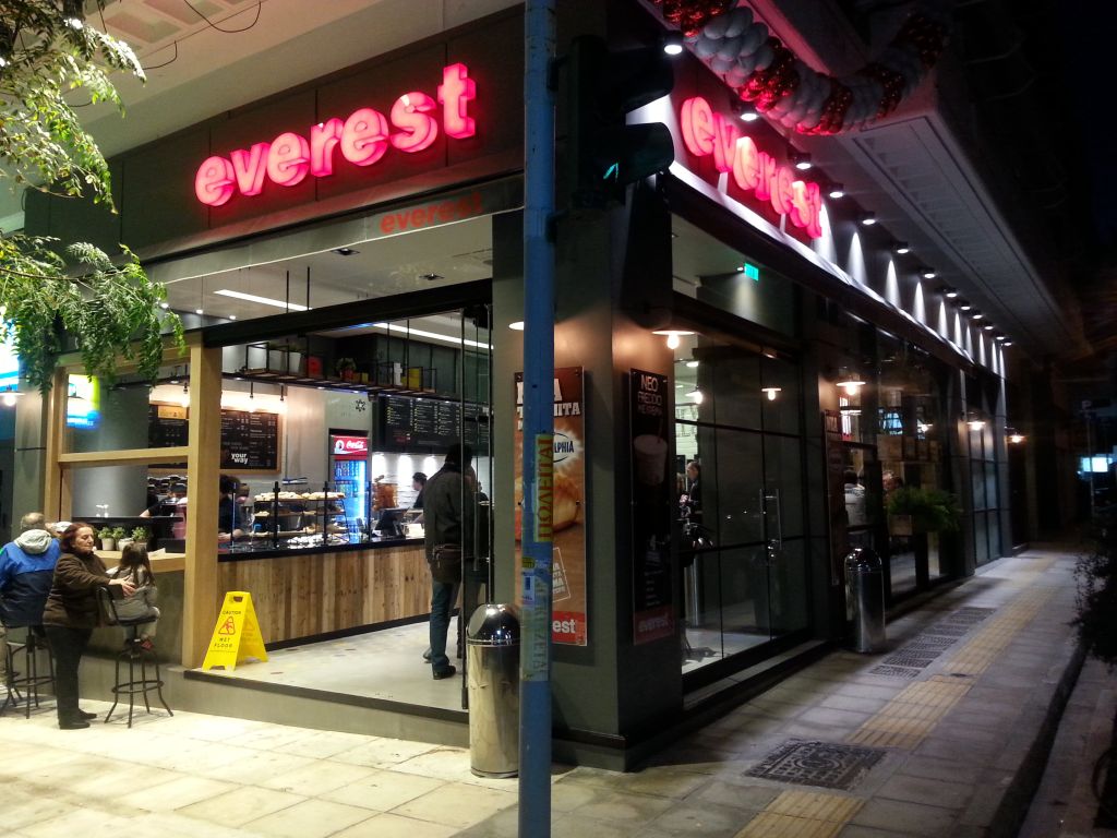 Εverest: Δωρεάν καφές και χυμός για γιατρούς και νοσηλευτές