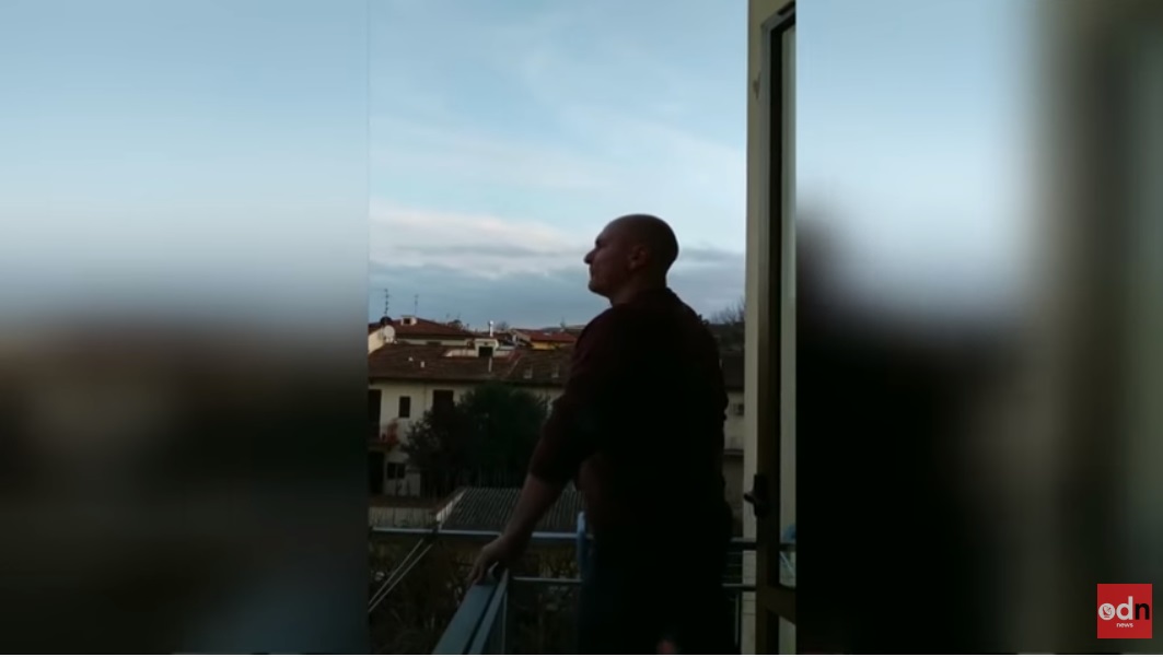 Οι Ιταλοί ξορκίζουν τον κορωνοϊό με τραγούδι