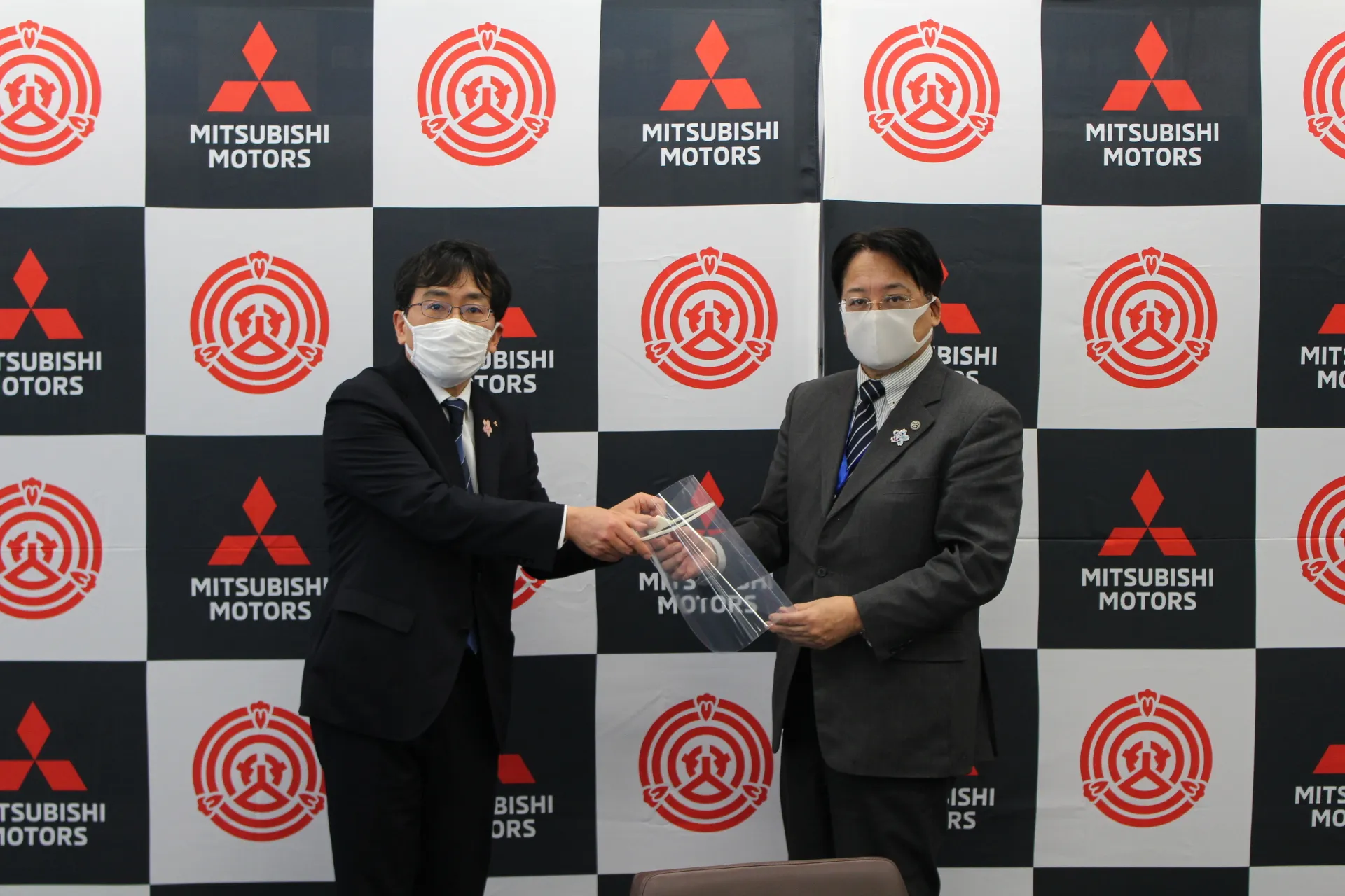 Η Mitsubishi Motors κατασκευάζει ασπίδες προσώπου