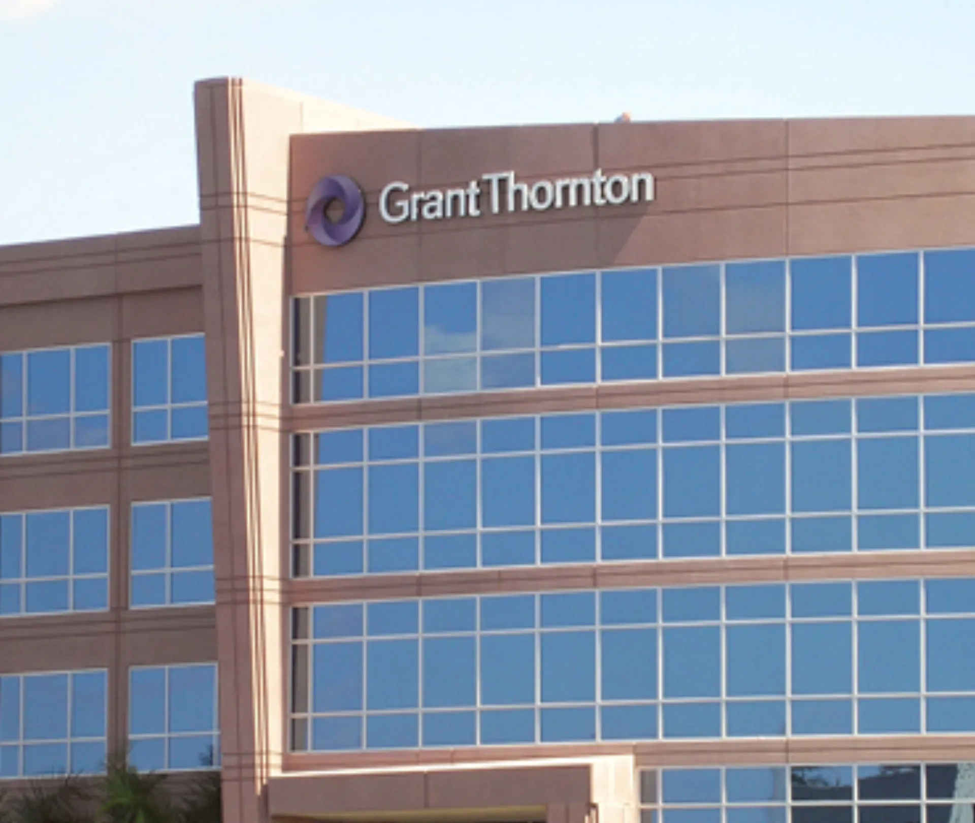 Grant Thornton: Υιοθετεί 4ήμερη εργασία τον Αύγουστο