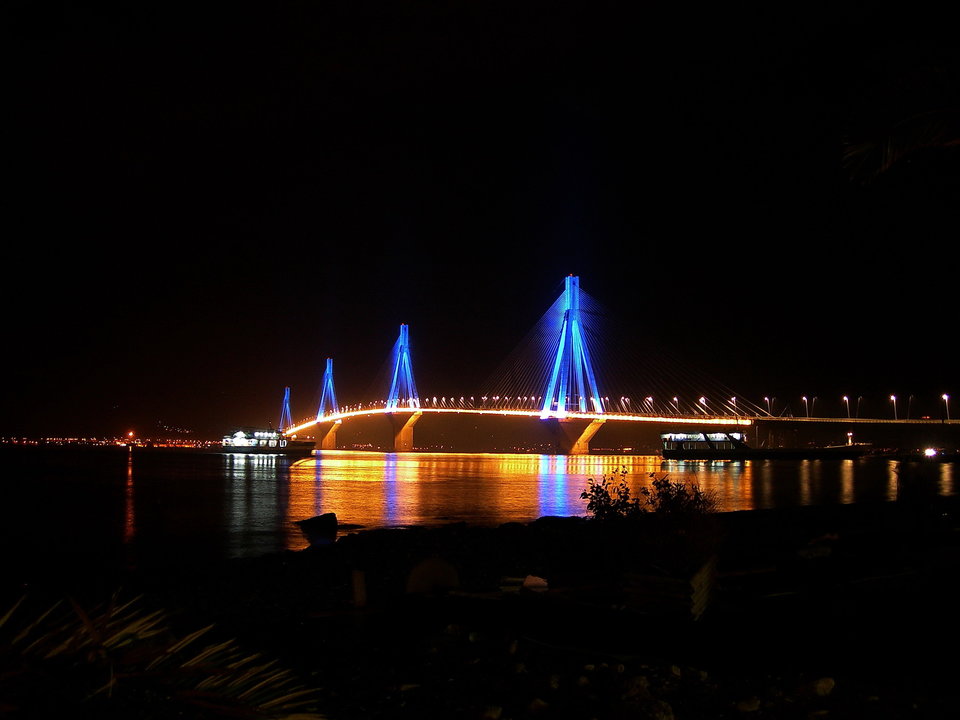 Γέφυρα «Χαρίλαος Τρικούπης»: Φωταγώγηση για την Παγκόσμια Ημέρα ΙΦΝΕ 