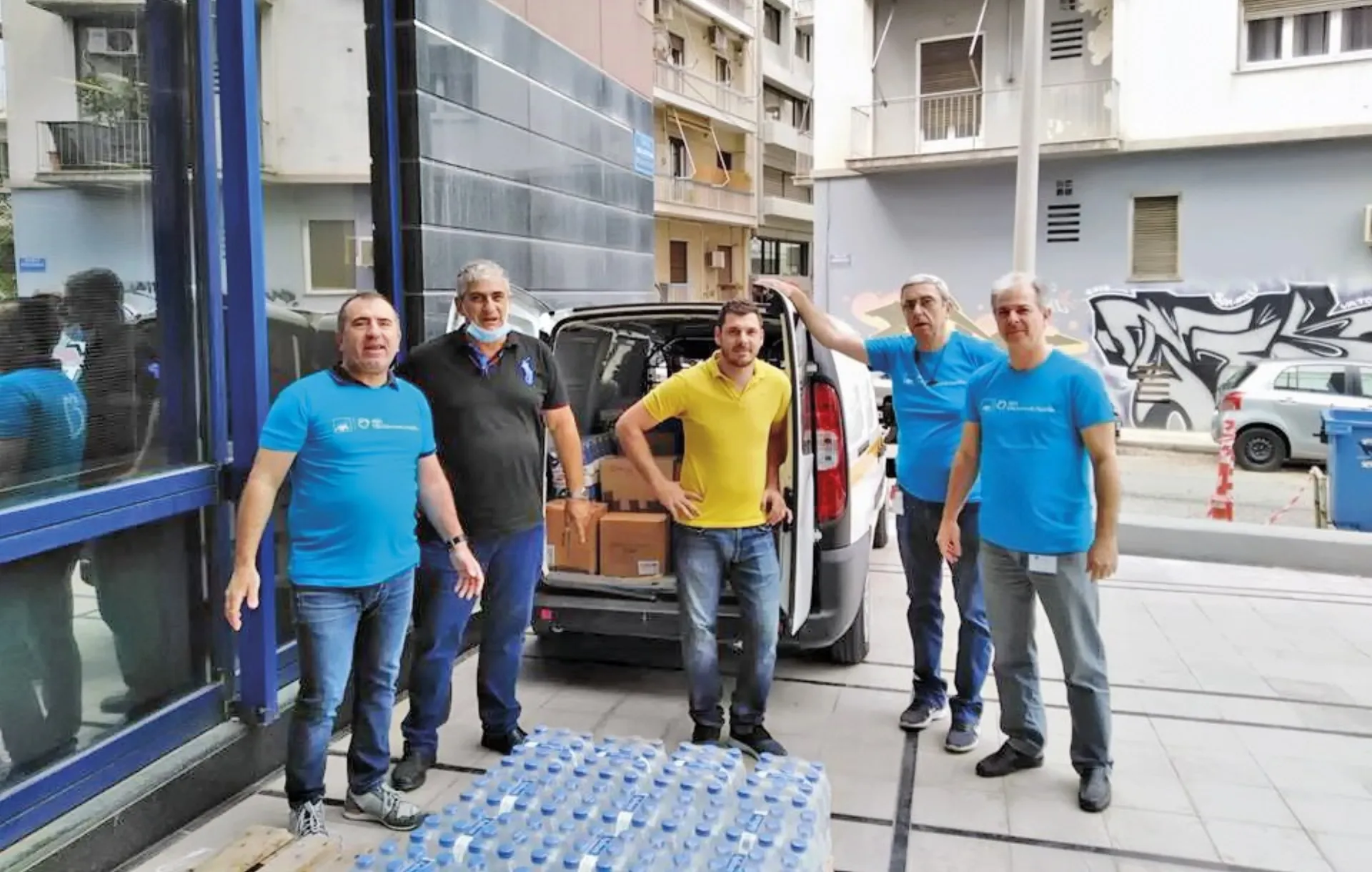 Οι εθελοντές της ΑΧΑ στηρίζουν ευάλωτες οικογένειες κι άστεγους