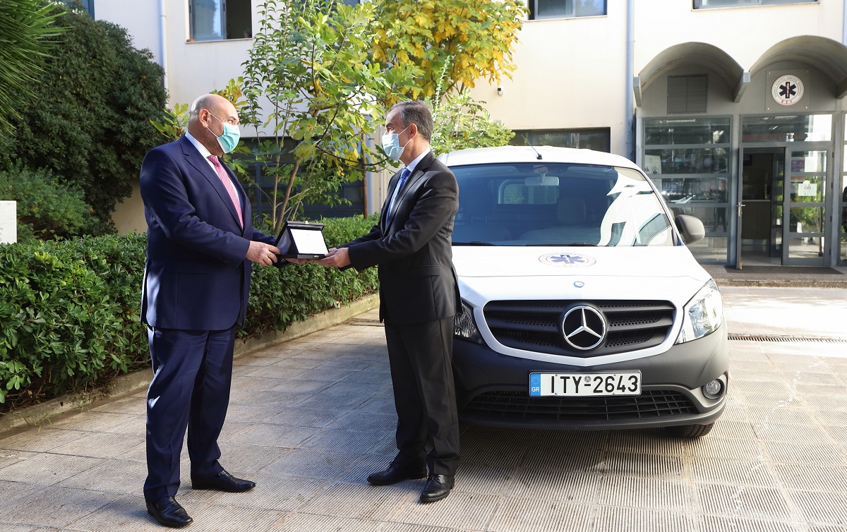 Η Mercedes-Benz συνεχίζει να προσφέρει έμπρακτα στο ΕΚΑΒ