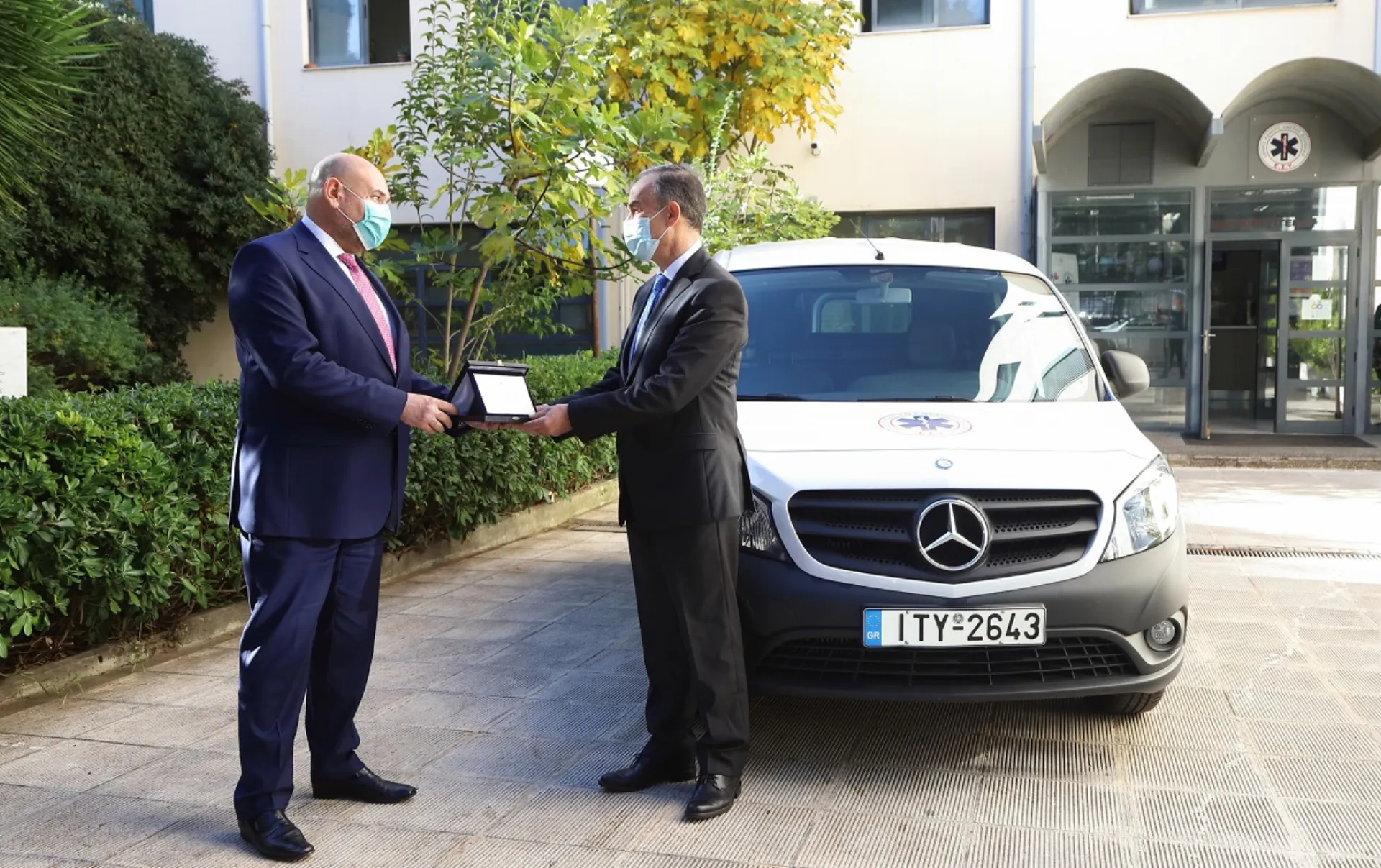 Η Mercedes-Benz συνεχίζει να προσφέρει έμπρακτα στο ΕΚΑΒ