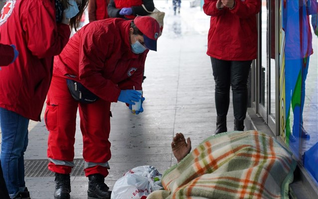 Ο Ερυθρός Σταυρός δίπλα στους αστέγους