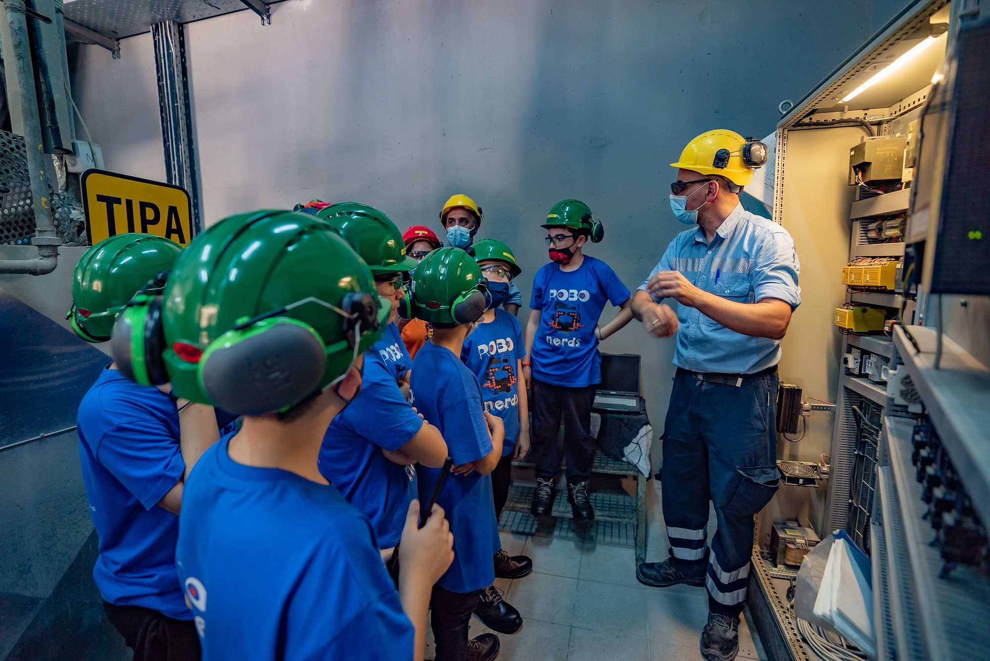 ΤΙΤΑΝ: Το εργοστάσιο Ευκαρπίας υποδέχθηκε τους ROBONERDS