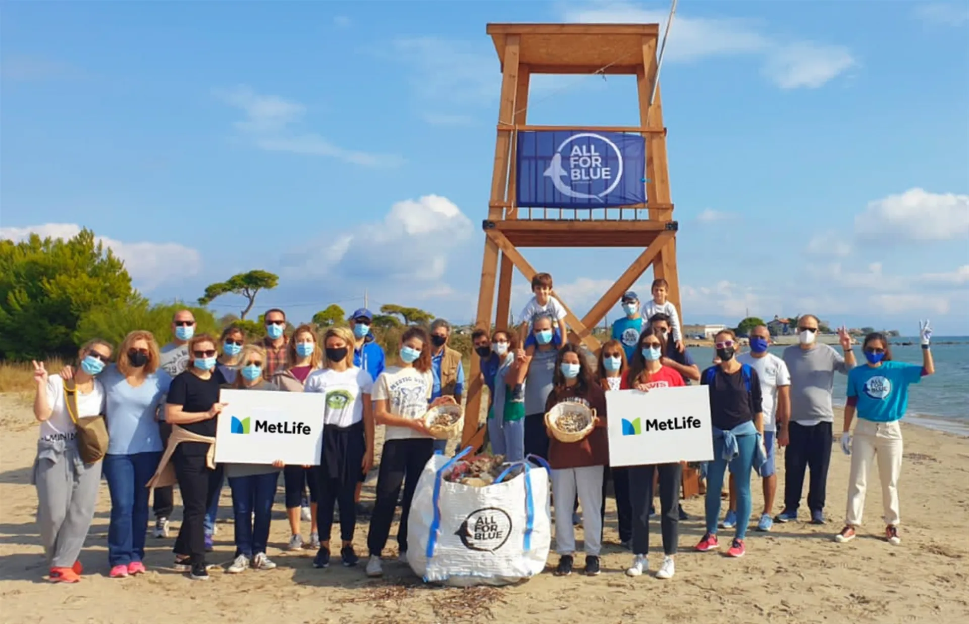 MetLife: Εθελοντική δράση στην παραλία Αρτέμιδας