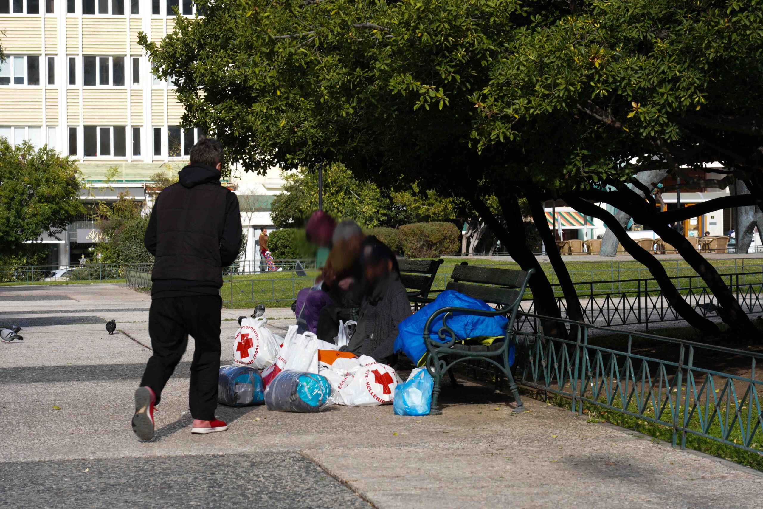 ΕEΣ: Έκτακτη δράση για τους άστεγους στο κέντρο της Αθήνας λόγω ψύχους