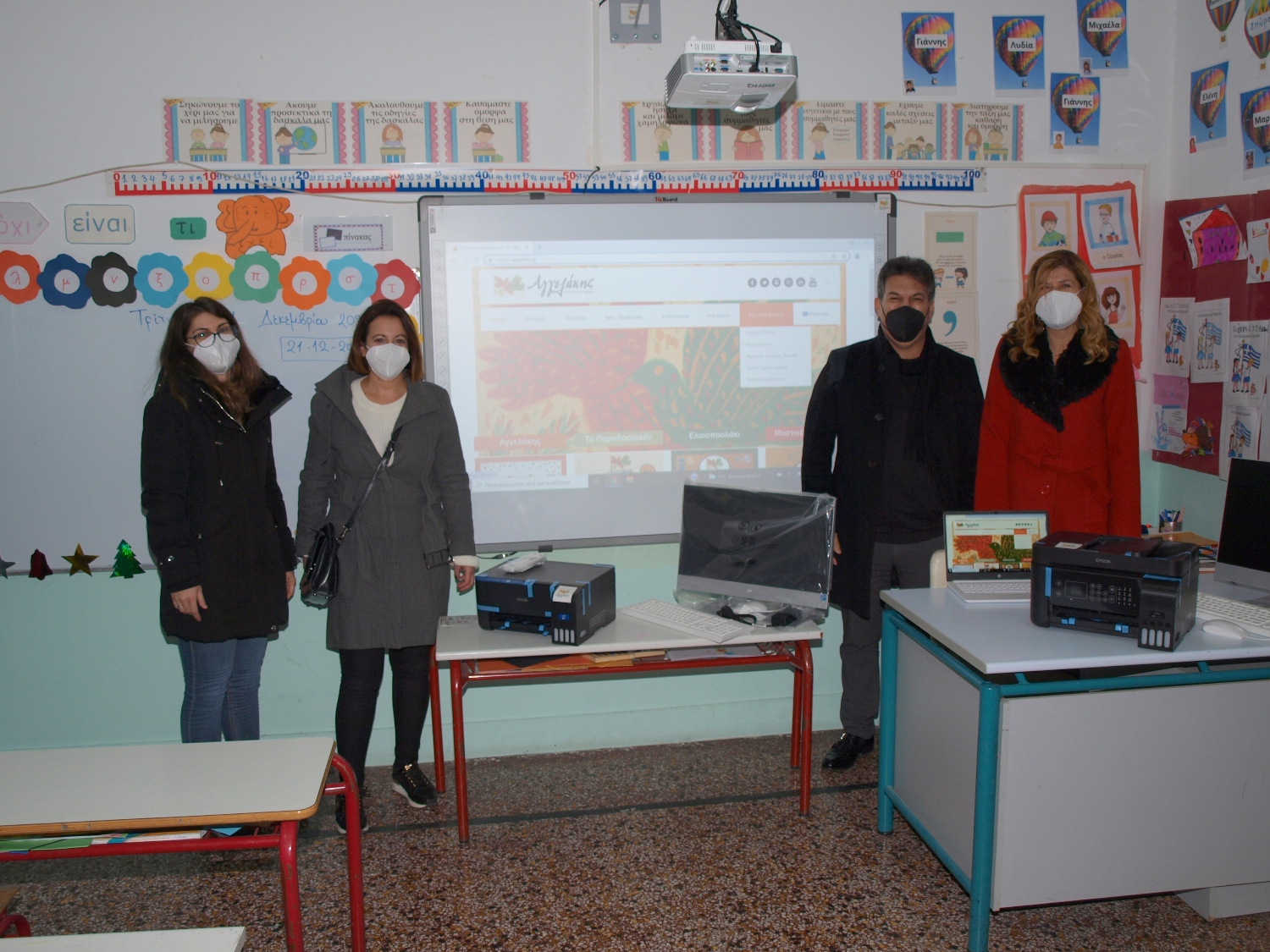 Η Αγγελάκης δίπλα στα παιδιά της Εύβοιας