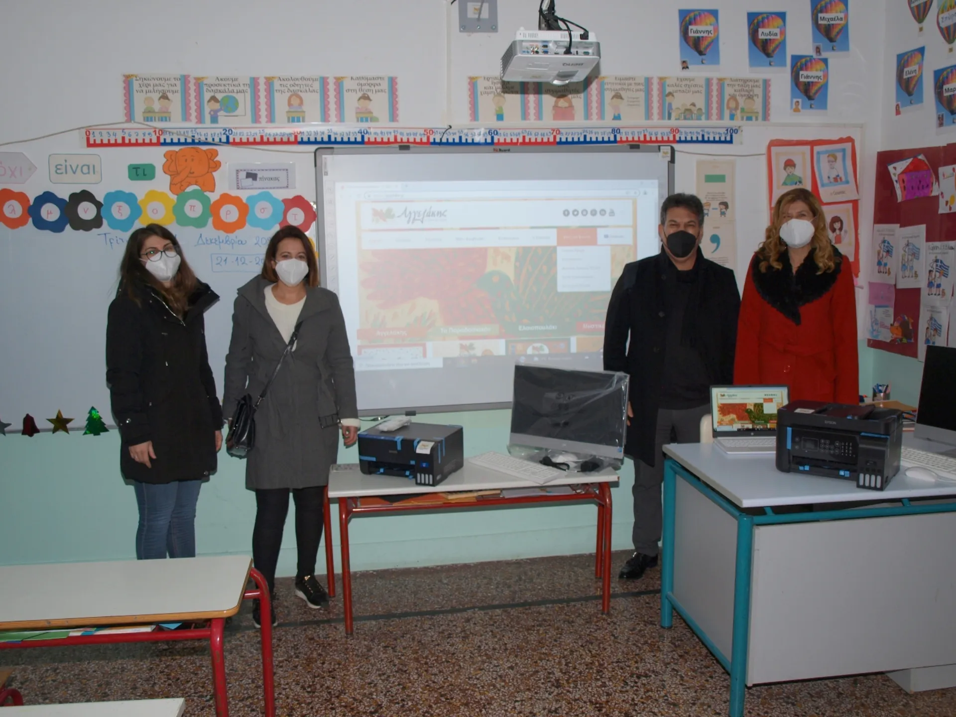 Η Αγγελάκης δίπλα στα παιδιά της Εύβοιας