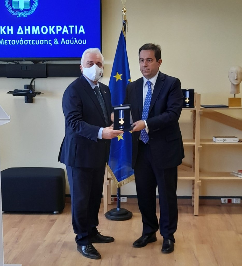 Τιμητική βράβευση του Προέδρου του ΕEΣ από τον Υπουργό Μετανάστευσης