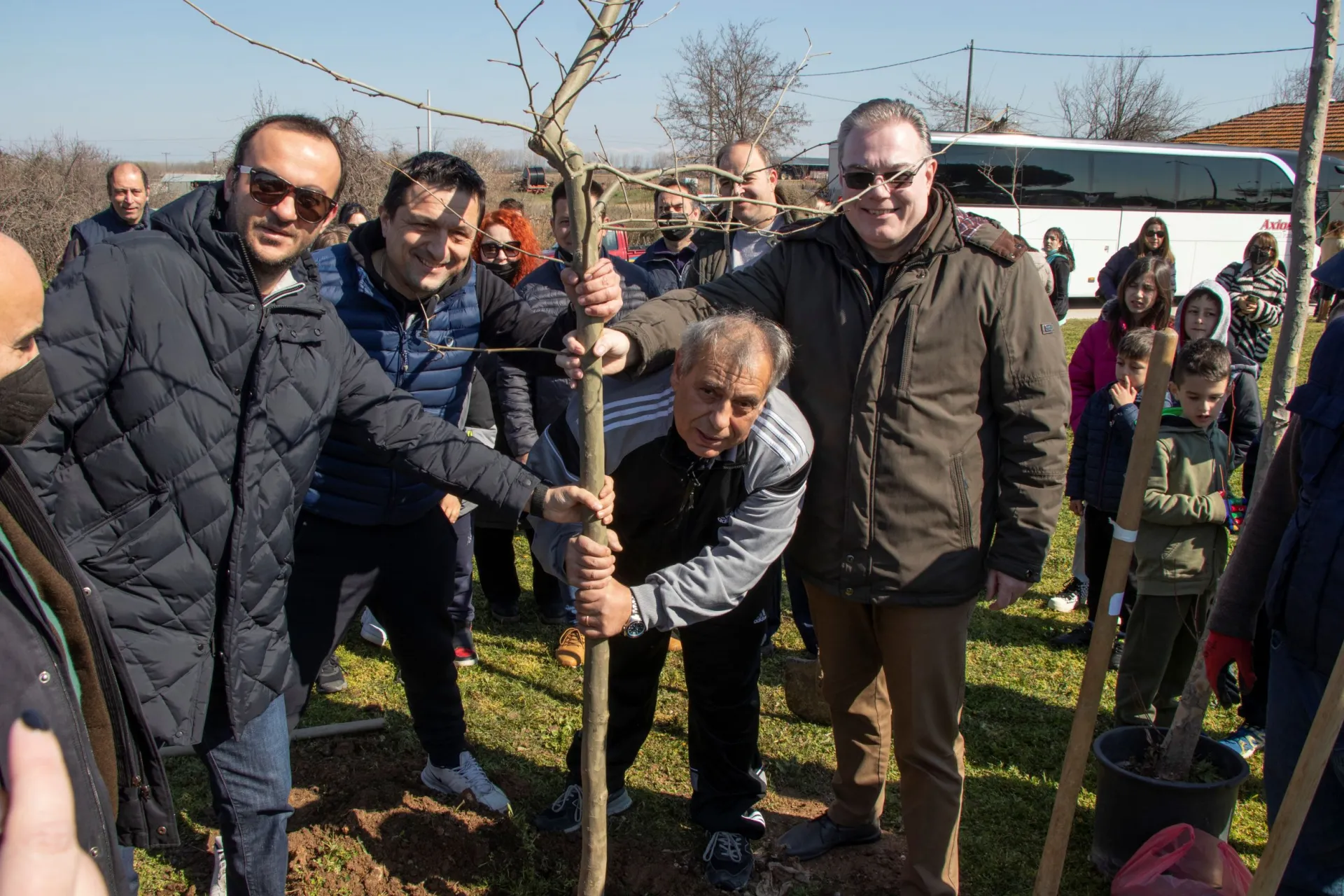 Εθελοντική δενδροφύτευση από τους ανθρώπους της ΜΕΒΓΑΛ