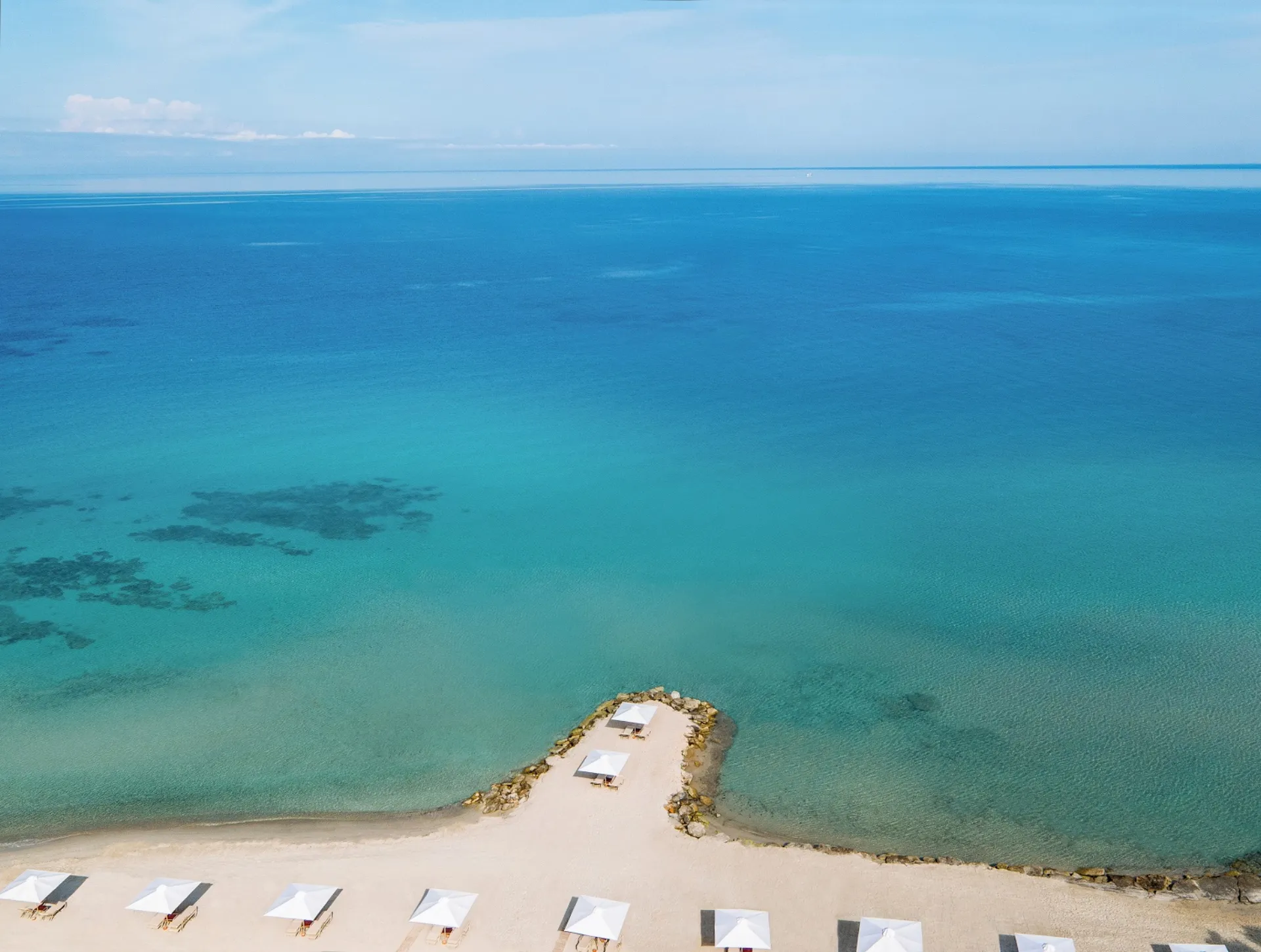 Sani/Ikos: Στηρίζει την έρευνα της «αθηΝΕΑς» για τον βιώσιμο τουρισμό