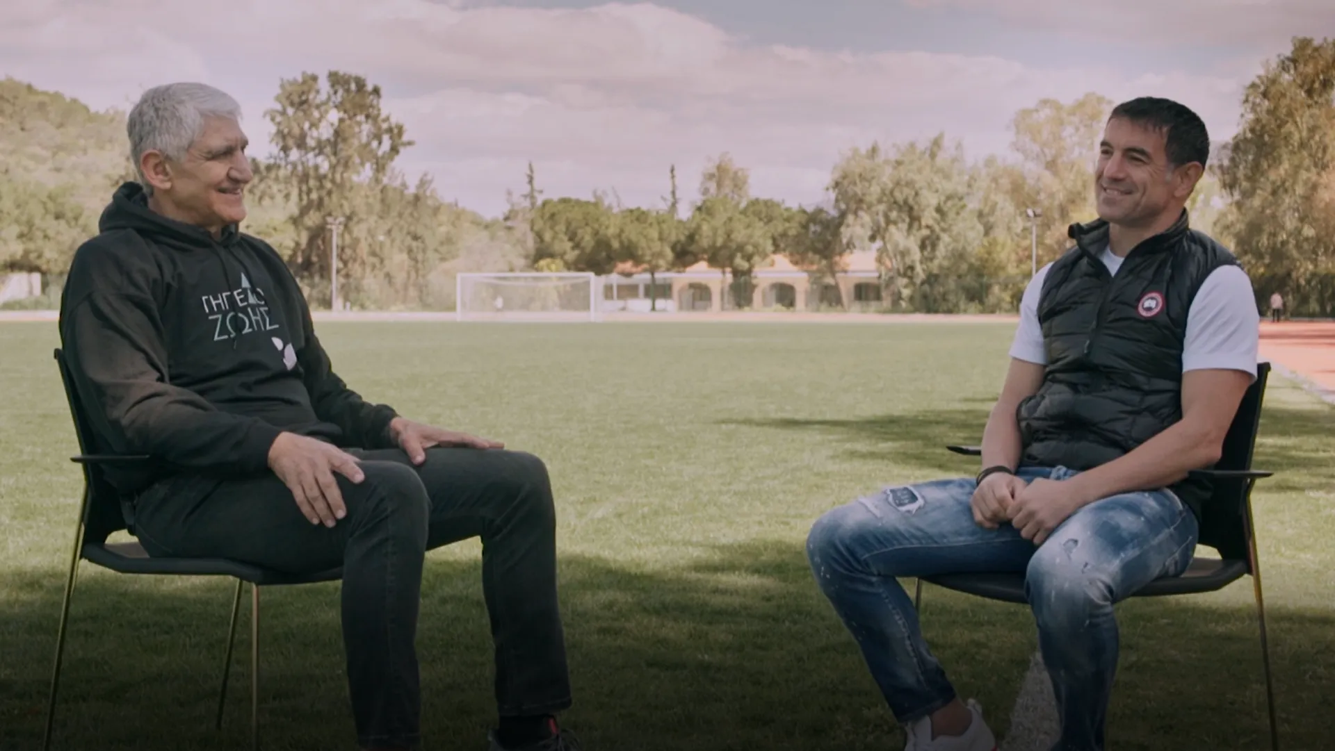 Ο Coach Παναγιώτης Γιαννάκης συζητά με τον Γιώργο Καραγκούνη