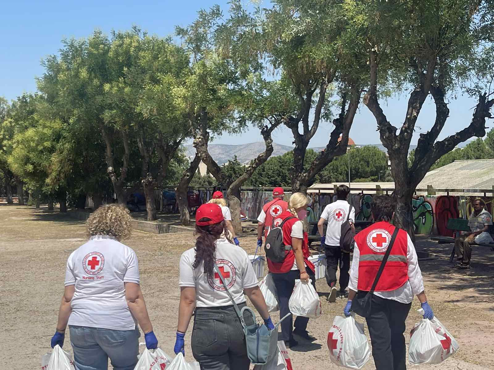 EEΣ: Ενίσχυσε αστέγους και πολίτες εν μέσω καύσωνα