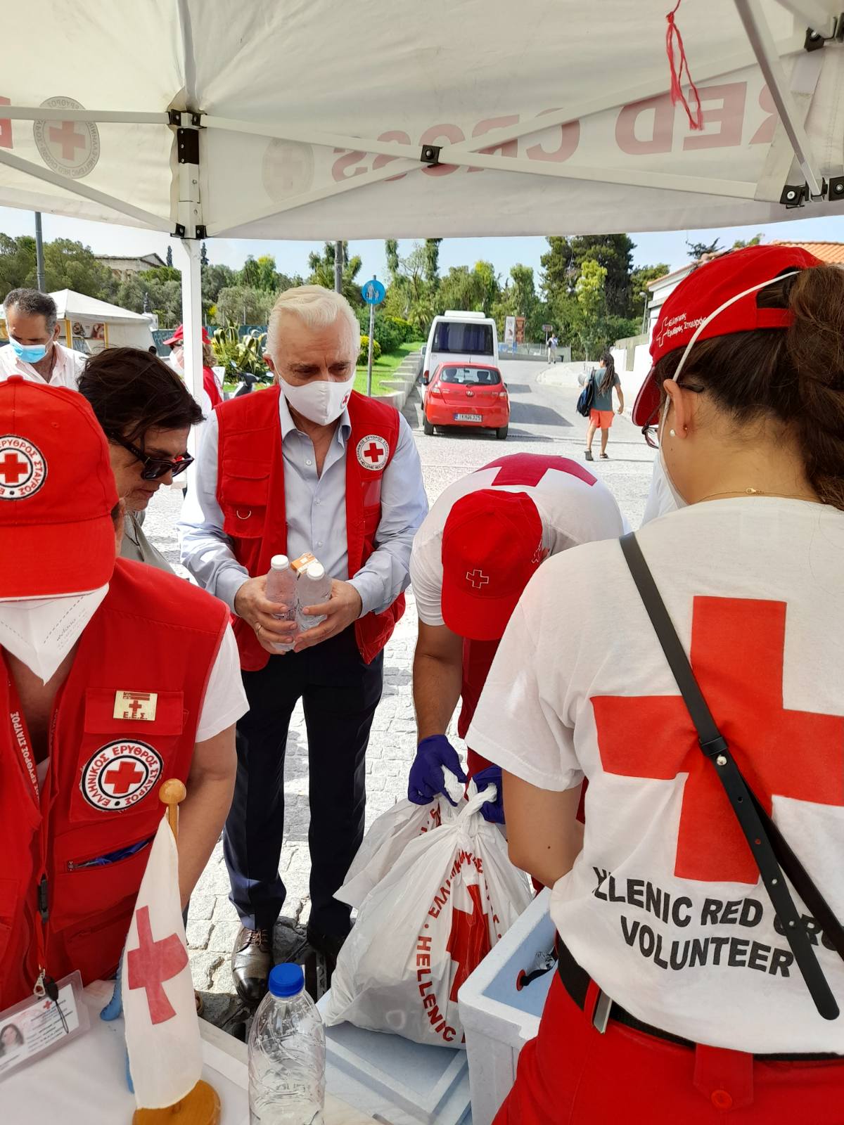 Ο Ελληνικός Ερυθρός Σταυρός ενίσχυσε τους αστέγους της Αθήνας