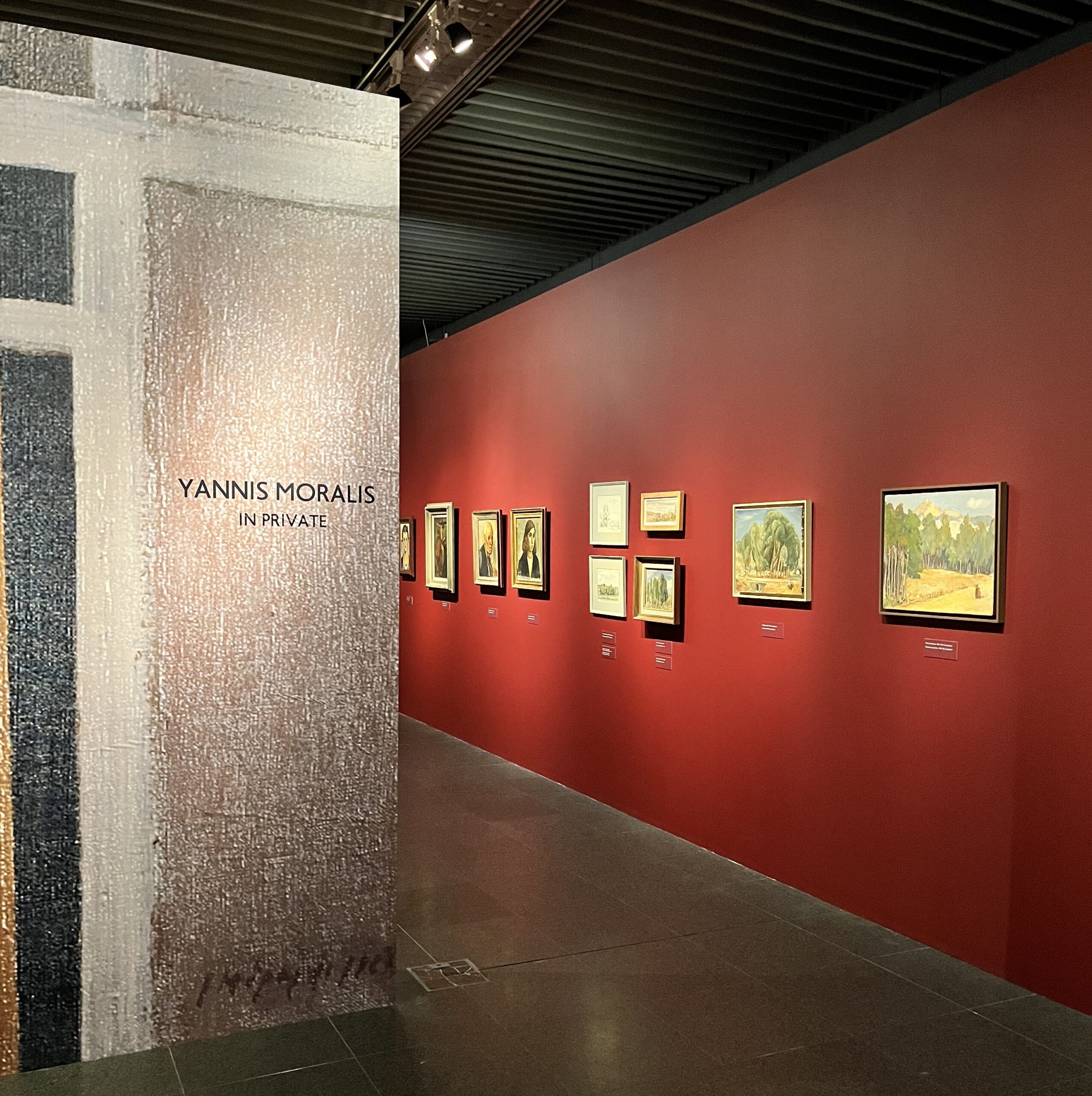 Γιάννης Μόραλης – Χώρος Ιδιωτικός: Η Βίκος υποστηρικτής της έκθεσης