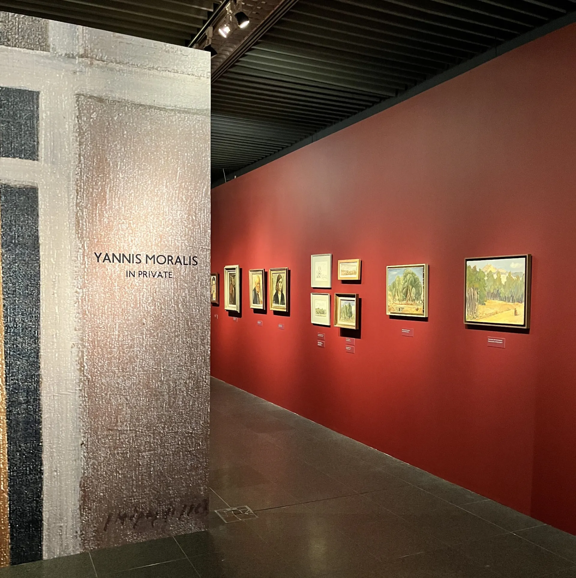Γιάννης Μόραλης – Χώρος Ιδιωτικός: Η Βίκος υποστηρικτής της έκθεσης