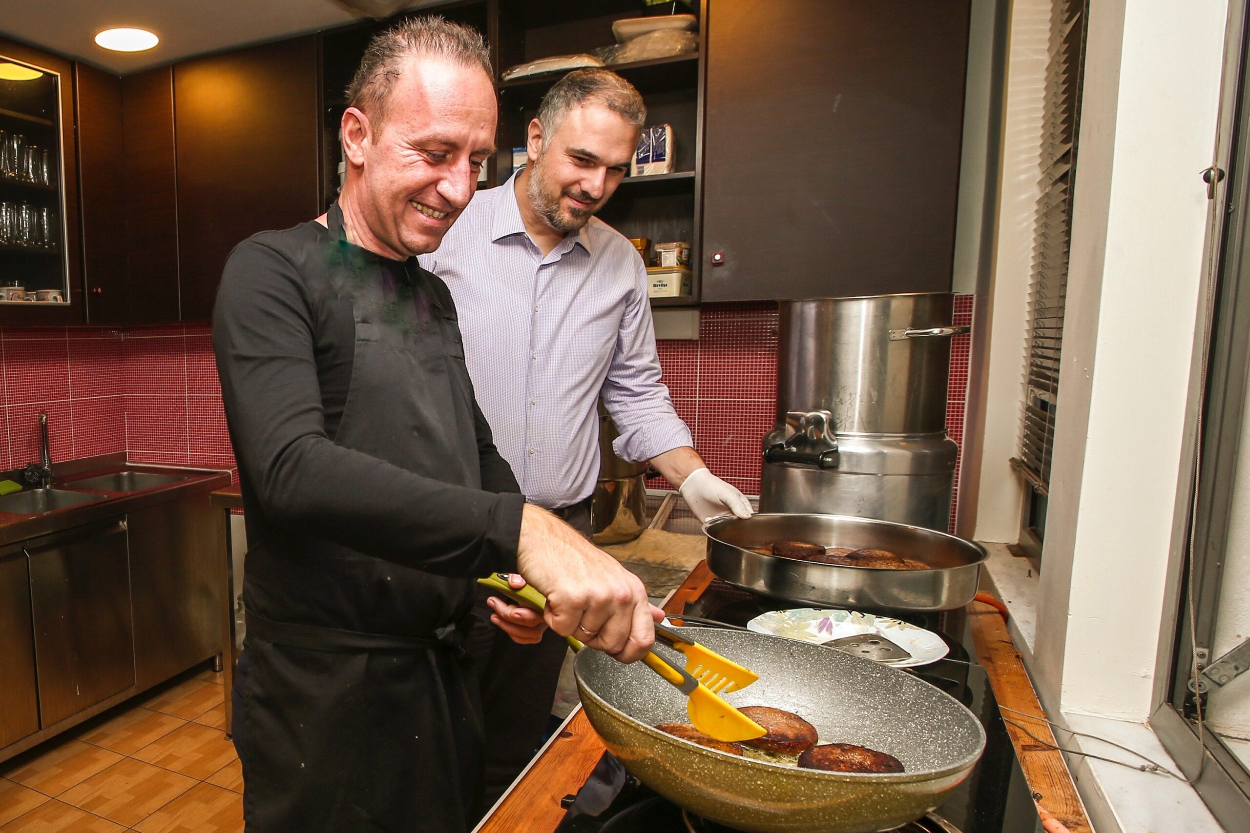 Όμιλος Σαρακάκη: Μαγείρεψε για τους αστέγους της Αθήνας