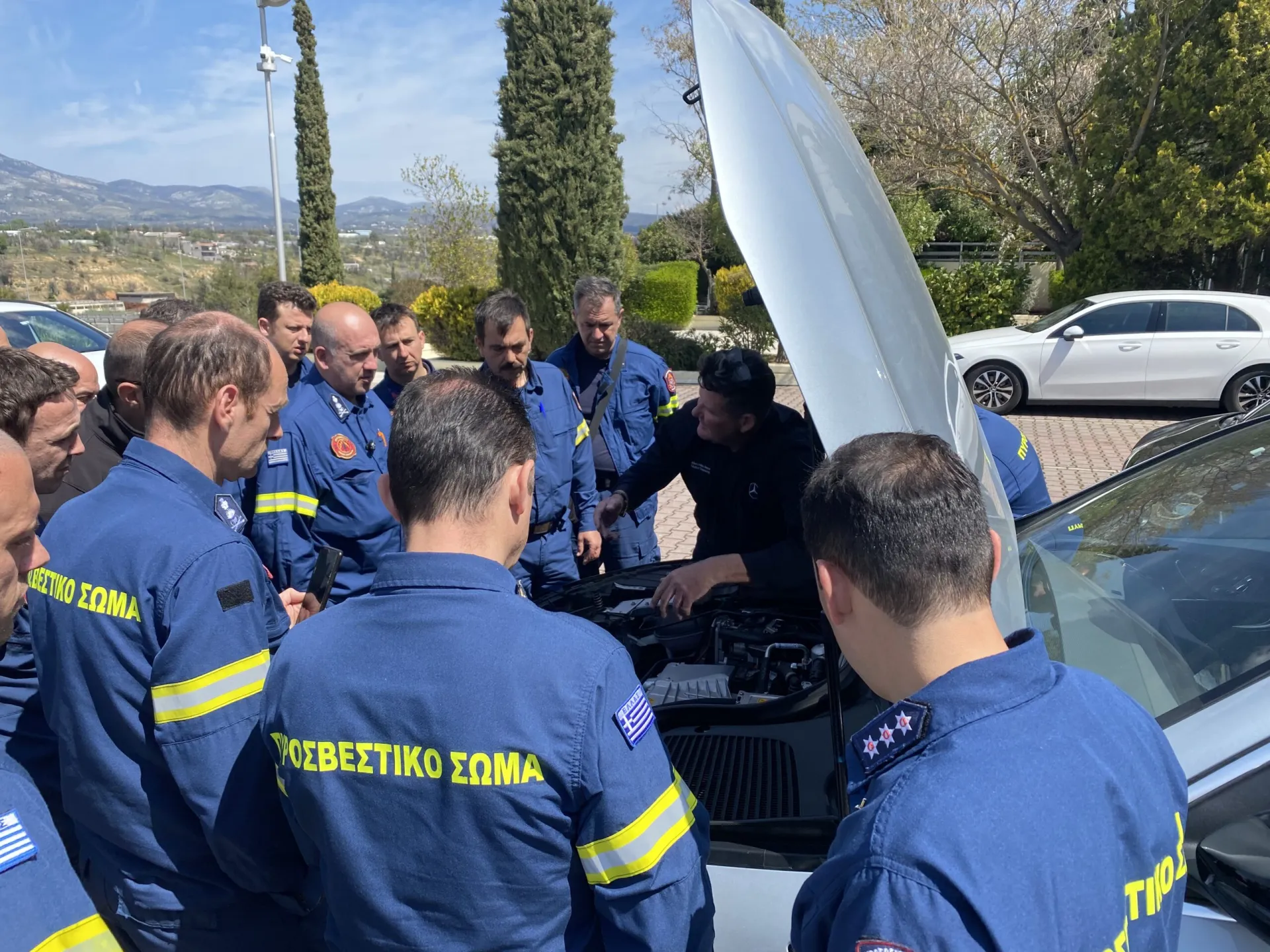 Εκπαίδευση στελεχών της Πυροσβεστικής για διασώσεις σε ηλεκτρικά – υβριδικά οχήματα Mercedes-Benz