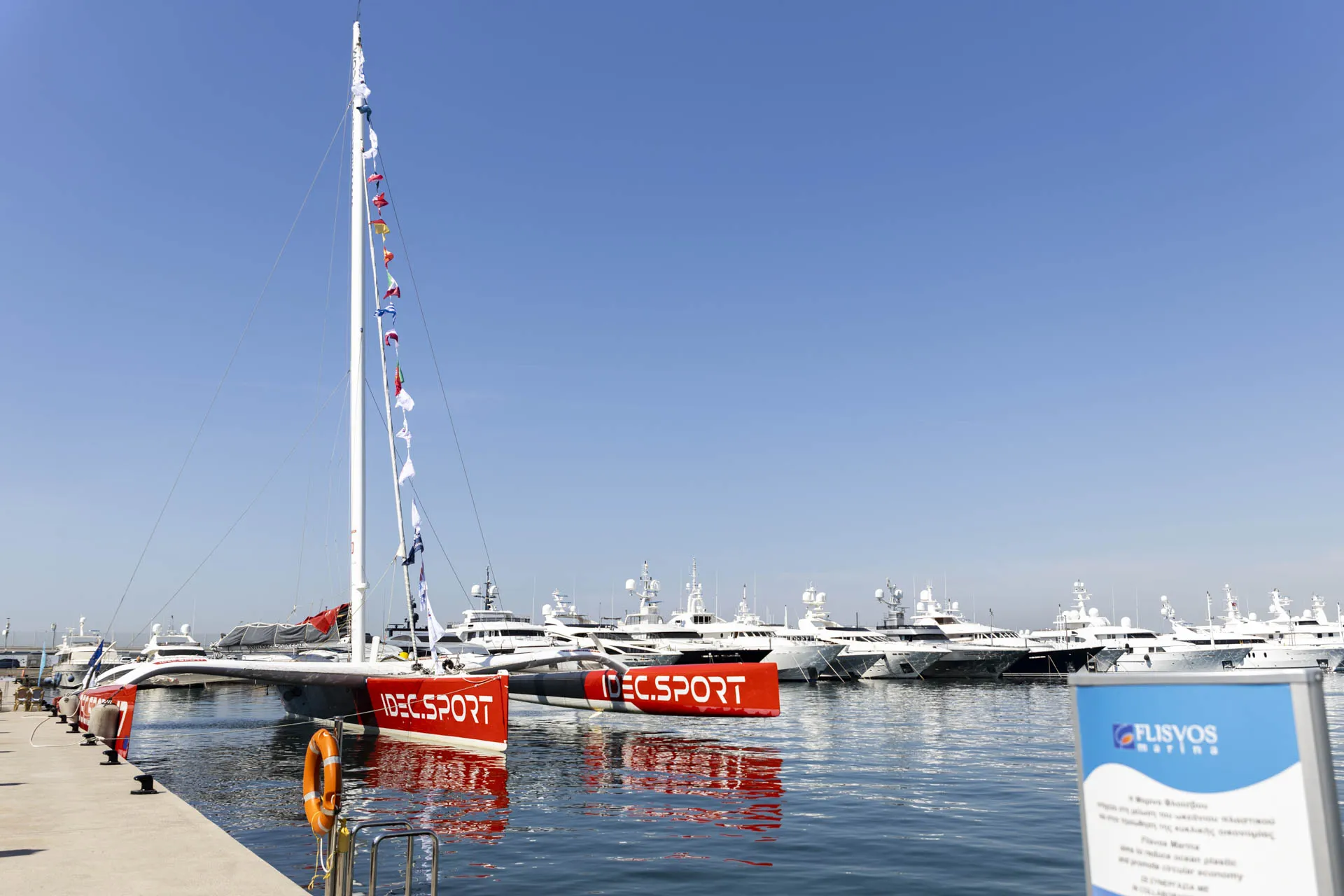 Το Trimaran IDEC SPORT στην Μαρίνα Φλοίσβου για το the Arch Project