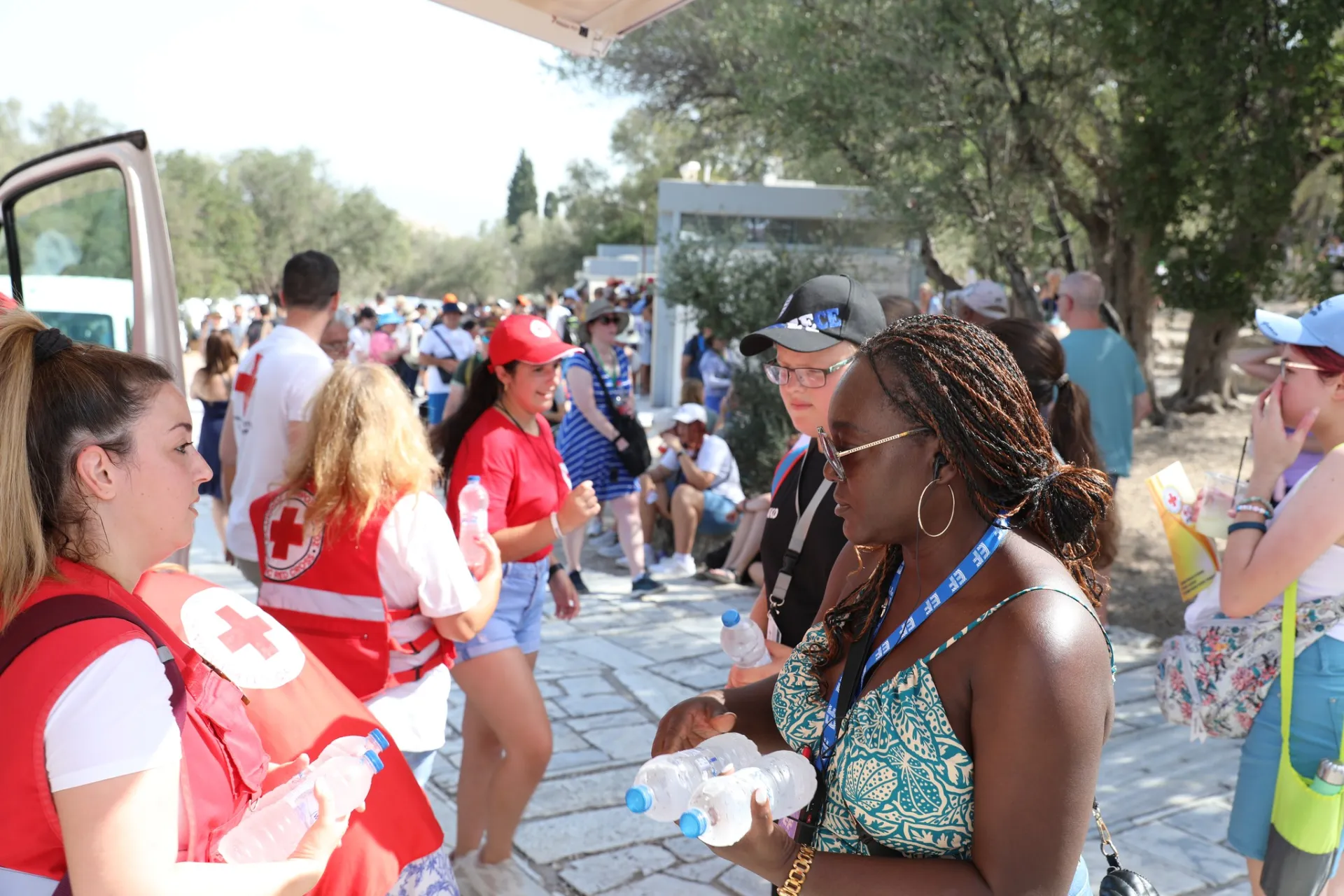 ΕΕΣ: Περισσότερα από 50.000 μπουκάλια νερού στους επισκέπτες της Ακρόπολης