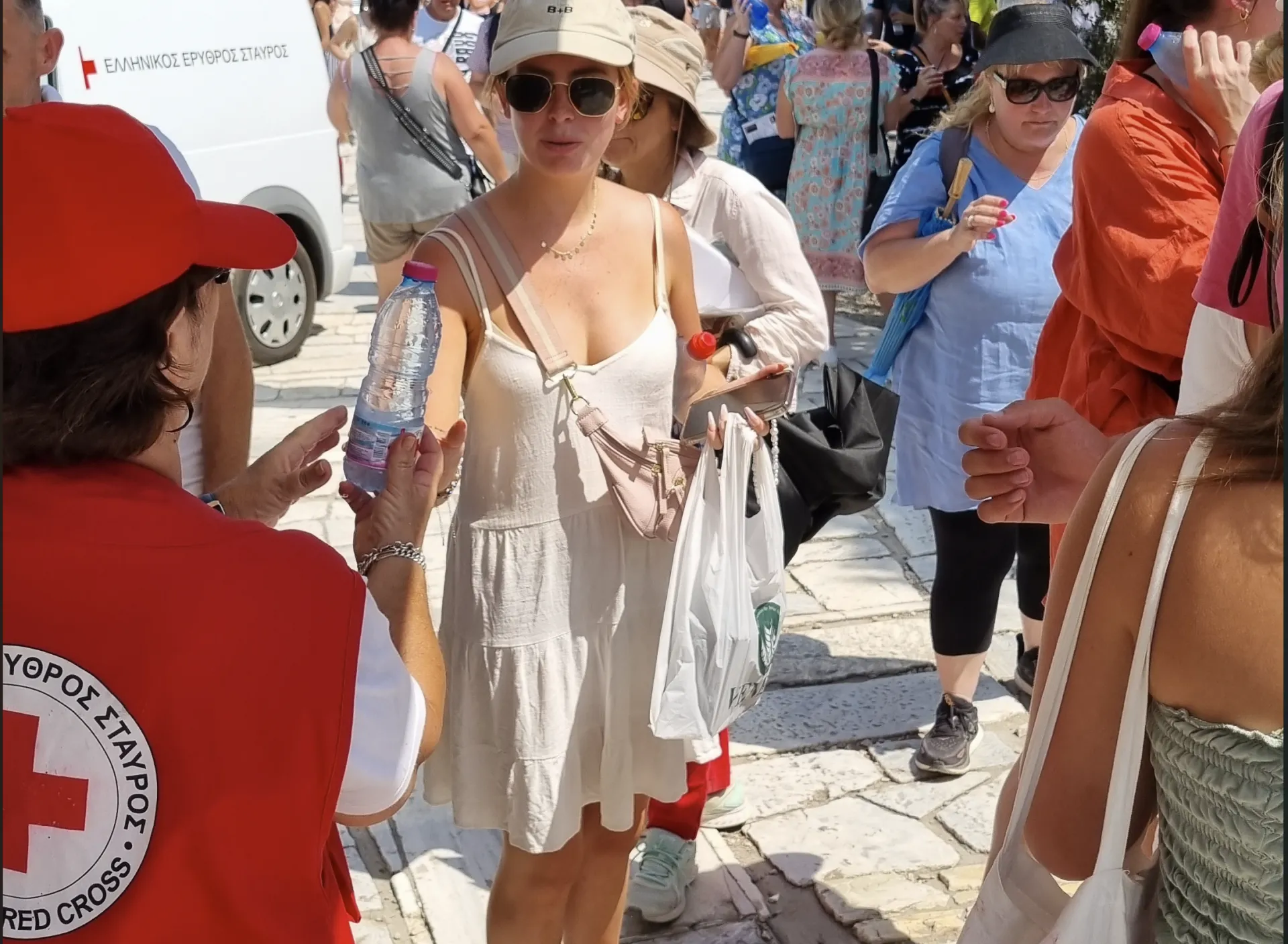 EEΣ: Στήριξη χιλιάδων επισκεπτών της Ακρόπολης εν μέσω καύσωνα