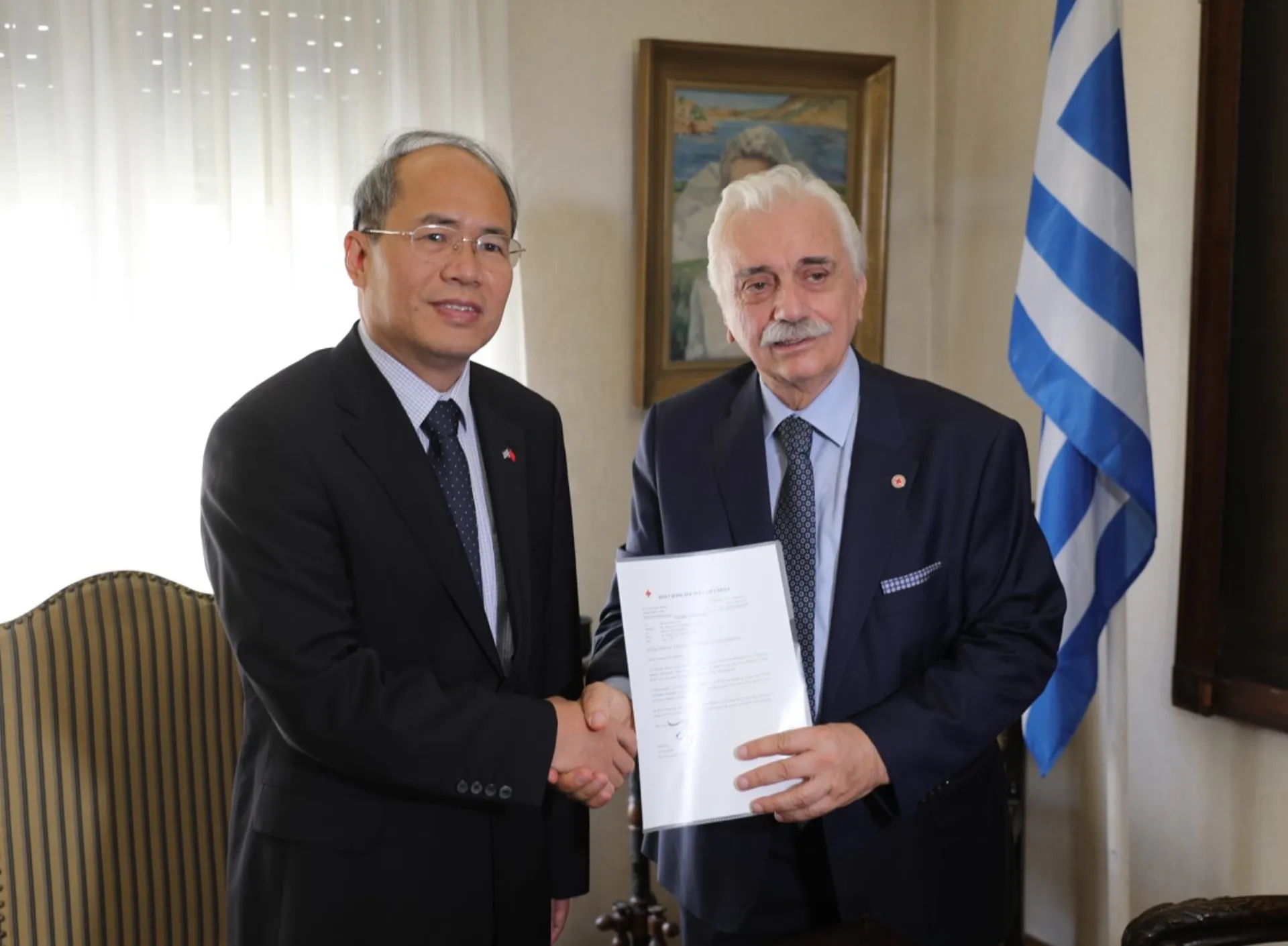 EEΣ: Παρέλαβε επιταγή 100.000 δολαρίων από τον Πρέσβη της Κίνας