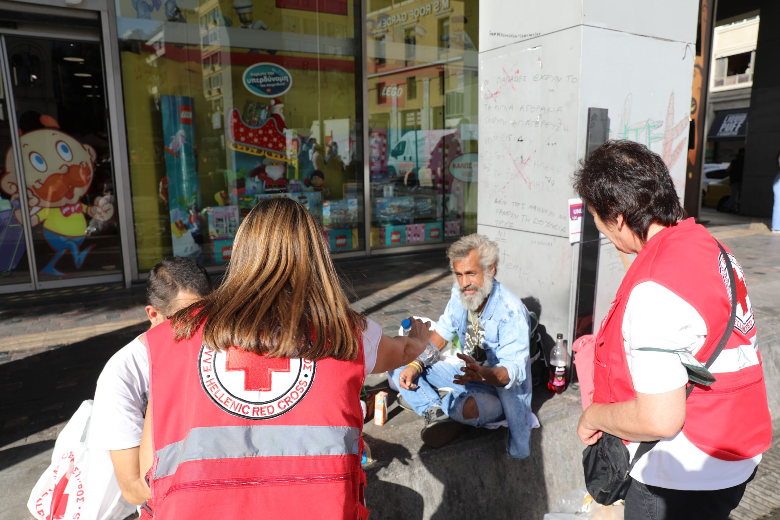 Ο Ελληνικός Ερυθρός Σταυρός ενίσχυσε τους αστέγους στο κέντρο της Αθήνας