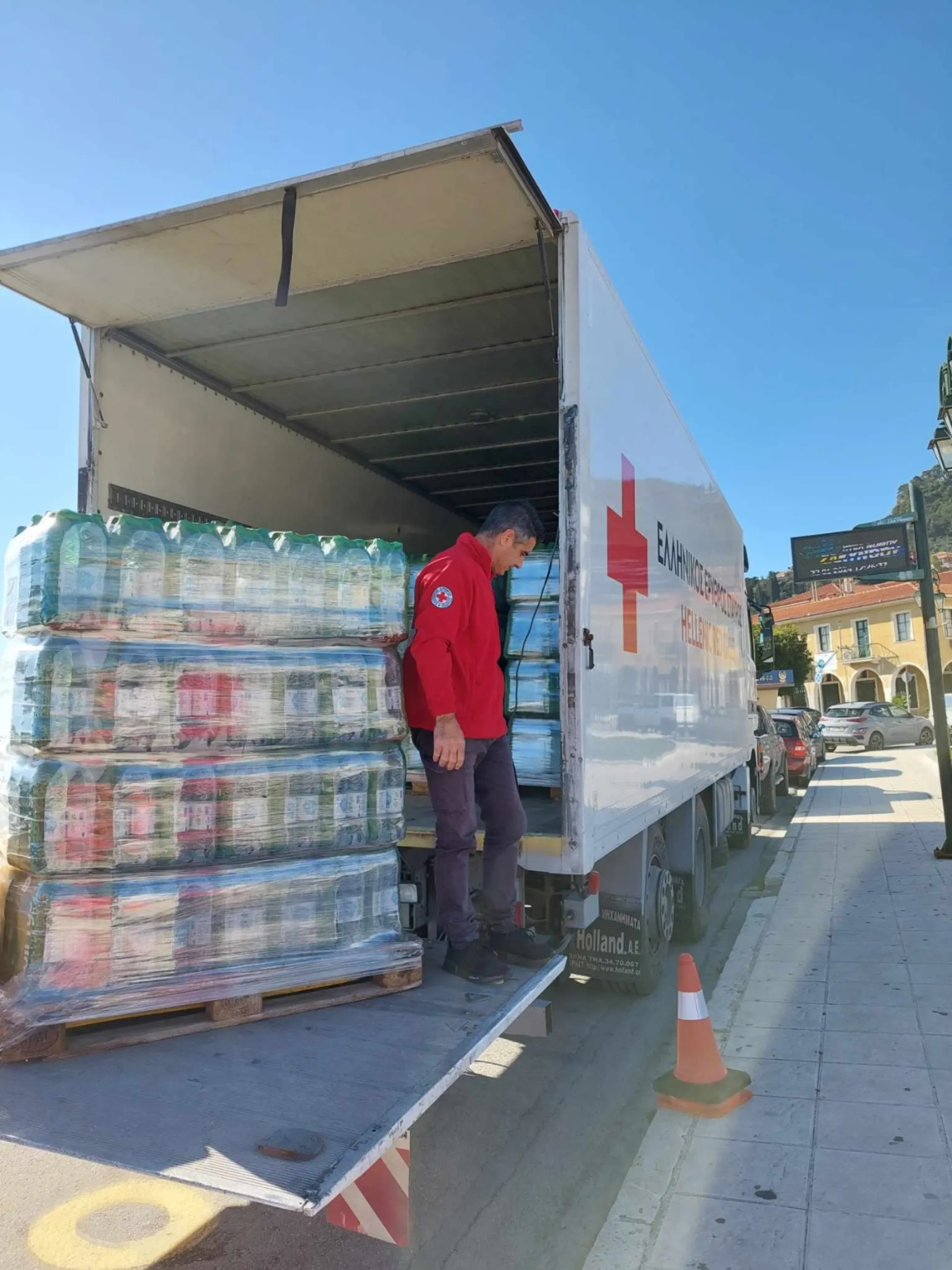 ΕΕΣ: Διένειμε εκ νέου 25.000 εμφιαλωμένα μπουκάλια νερό στη Ζάκυνθο