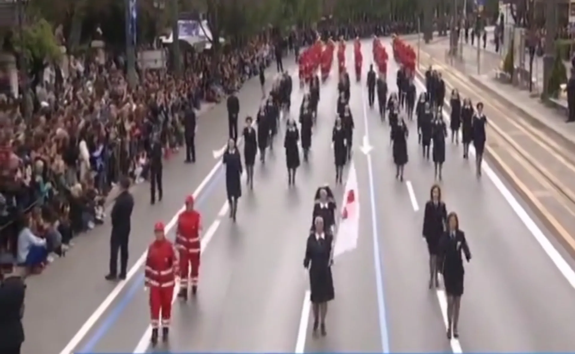 Tην στρατιωτική παρέλαση της 25ης Μαρτίου άνοιξε ο Ερυθρός Σταυρός