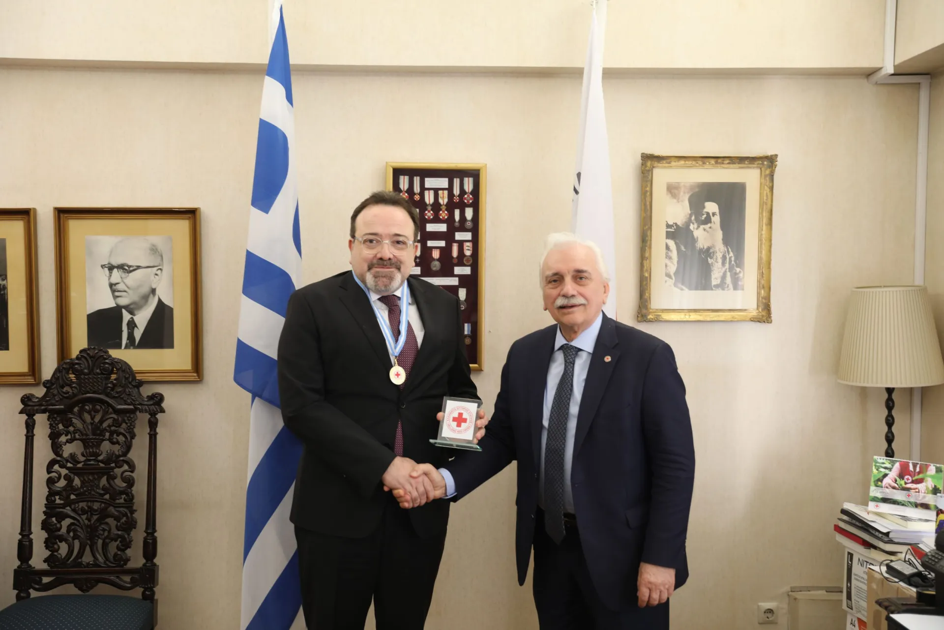 ΕΕΣ: Τιμήθηκε από την Πρεσβεία της Συρίας  και την Τουρκική Ερυθρά Ημισέληνο 