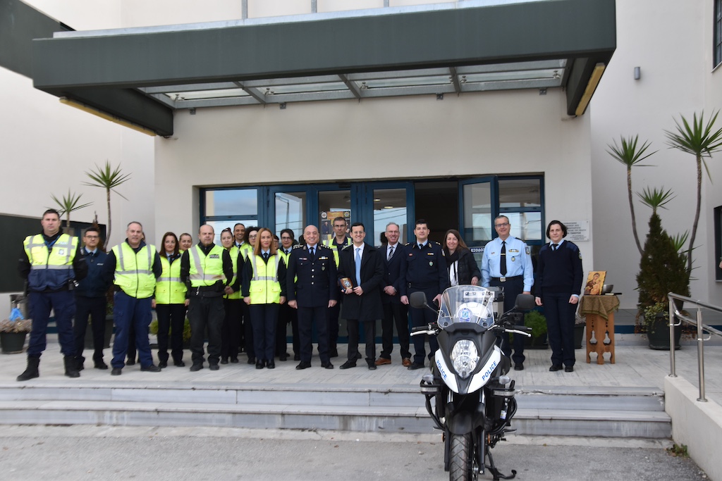 Loulis Food Ingredients: Δωρεά μοτοσυκλέτας στο τμήμα Τροχαίας Βόλου