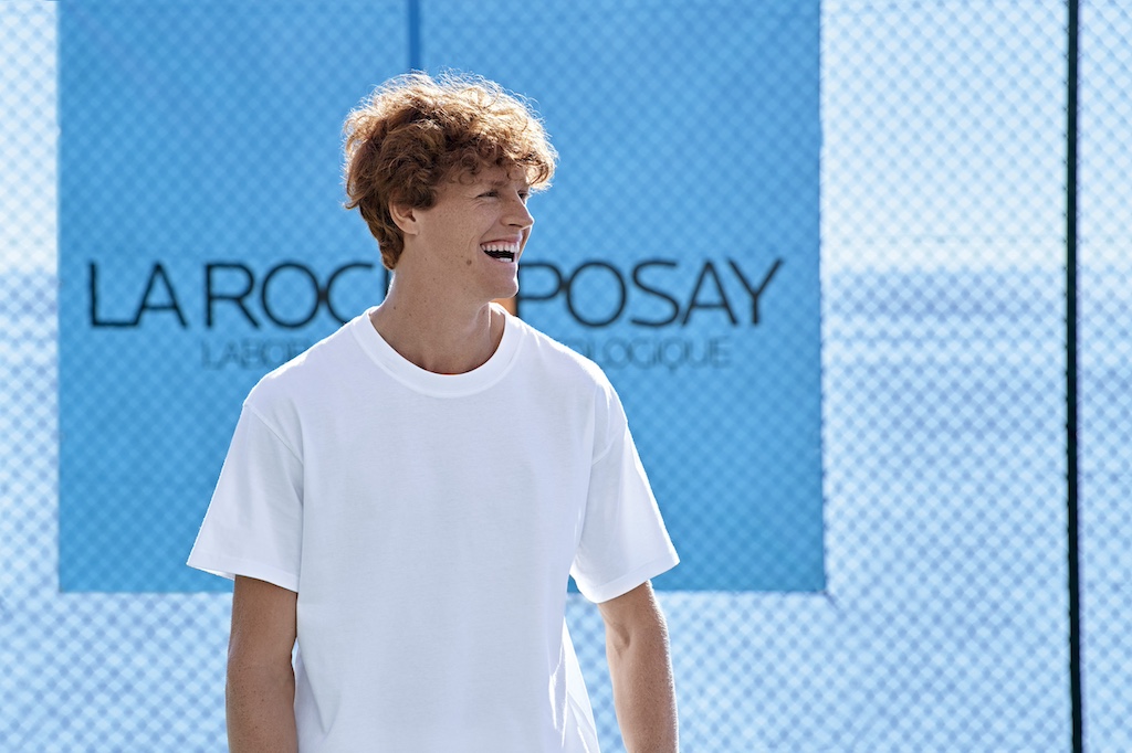 La Roche-Posay: Ενώνει δυνάμεις με τον τενίστα Jannik Sinner για καλό σκοπό