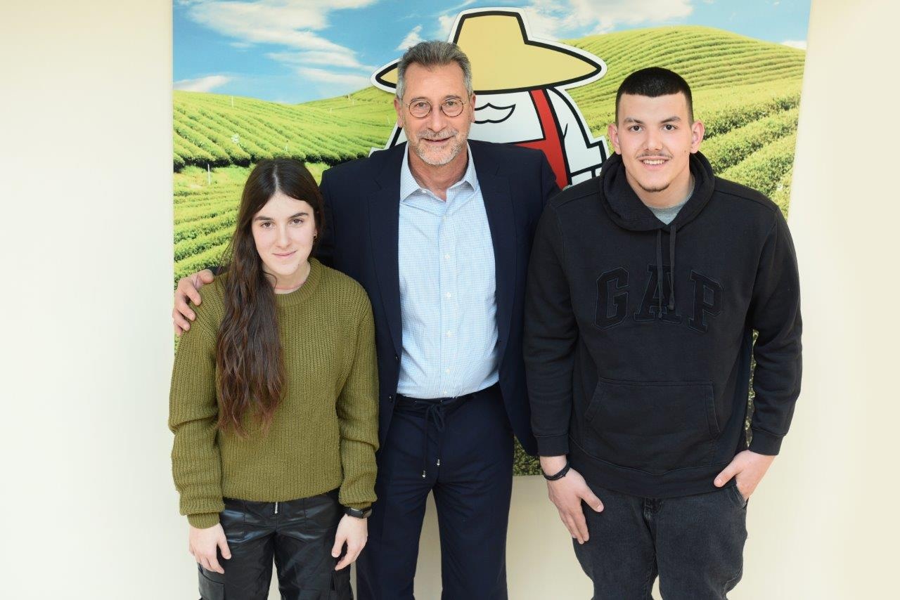 ΜΠΑΡΜΠΑ ΣΤΑΘΗΣ: Υποτροφίες για παιδιά παραγωγών