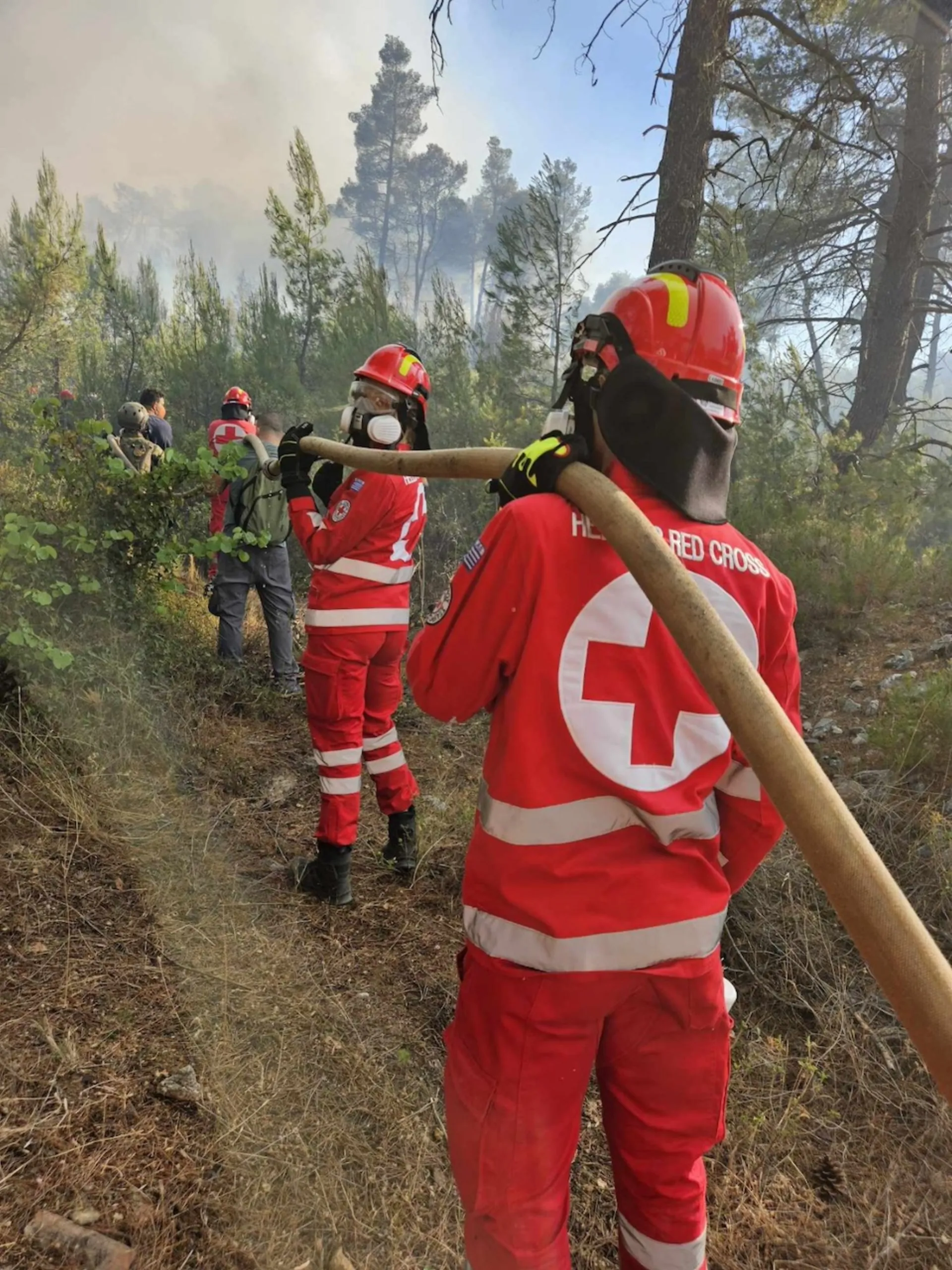 EEΣ: Επιχειρεί στο πλευρό της Πυροσβεστικής σε Σταμάτα-Κερατέα